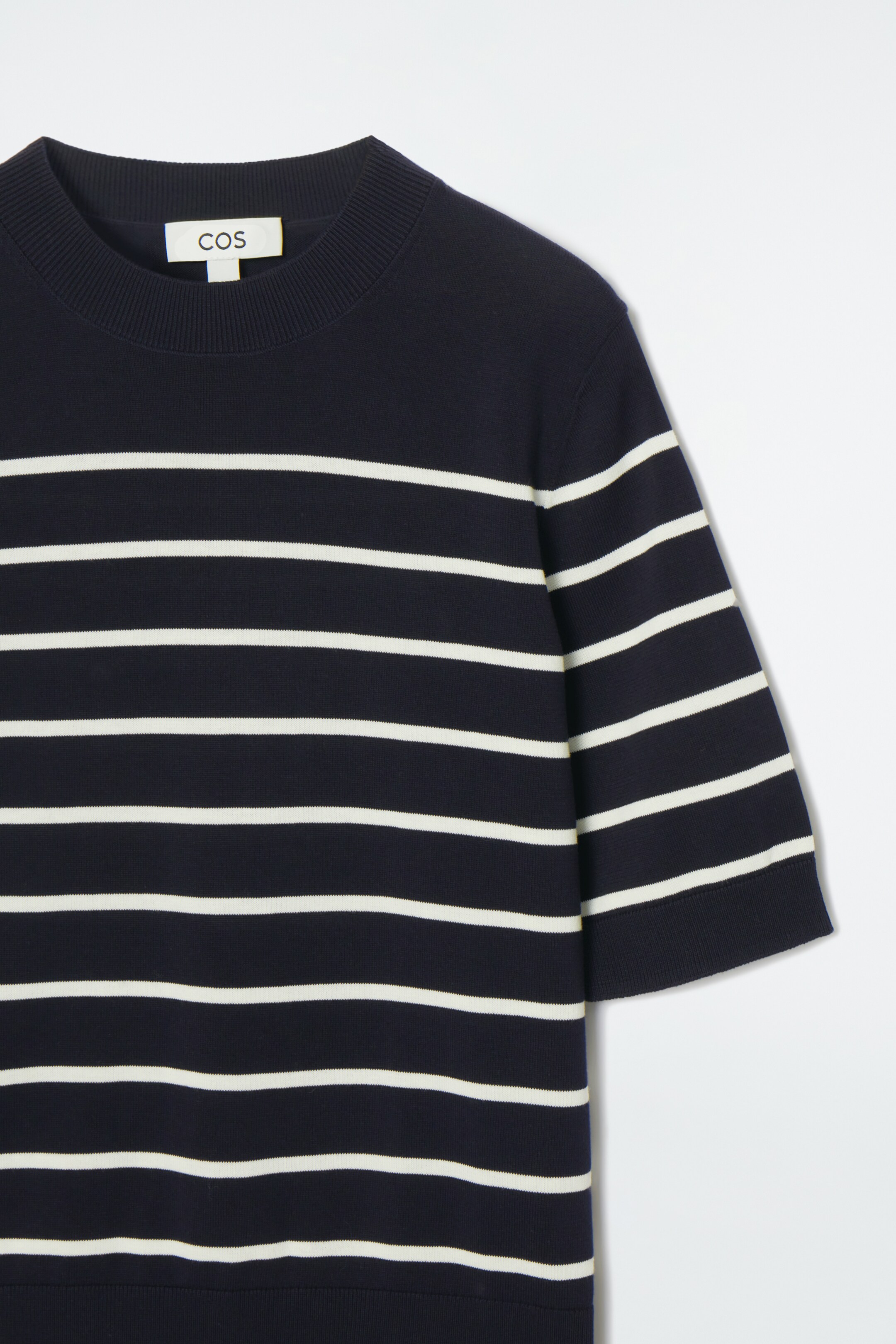 Grotere afbeelding bekijken: REGULIER GEBREID T-SHIRT - NAVY / STRIPED - DAMES | H&M BE 2