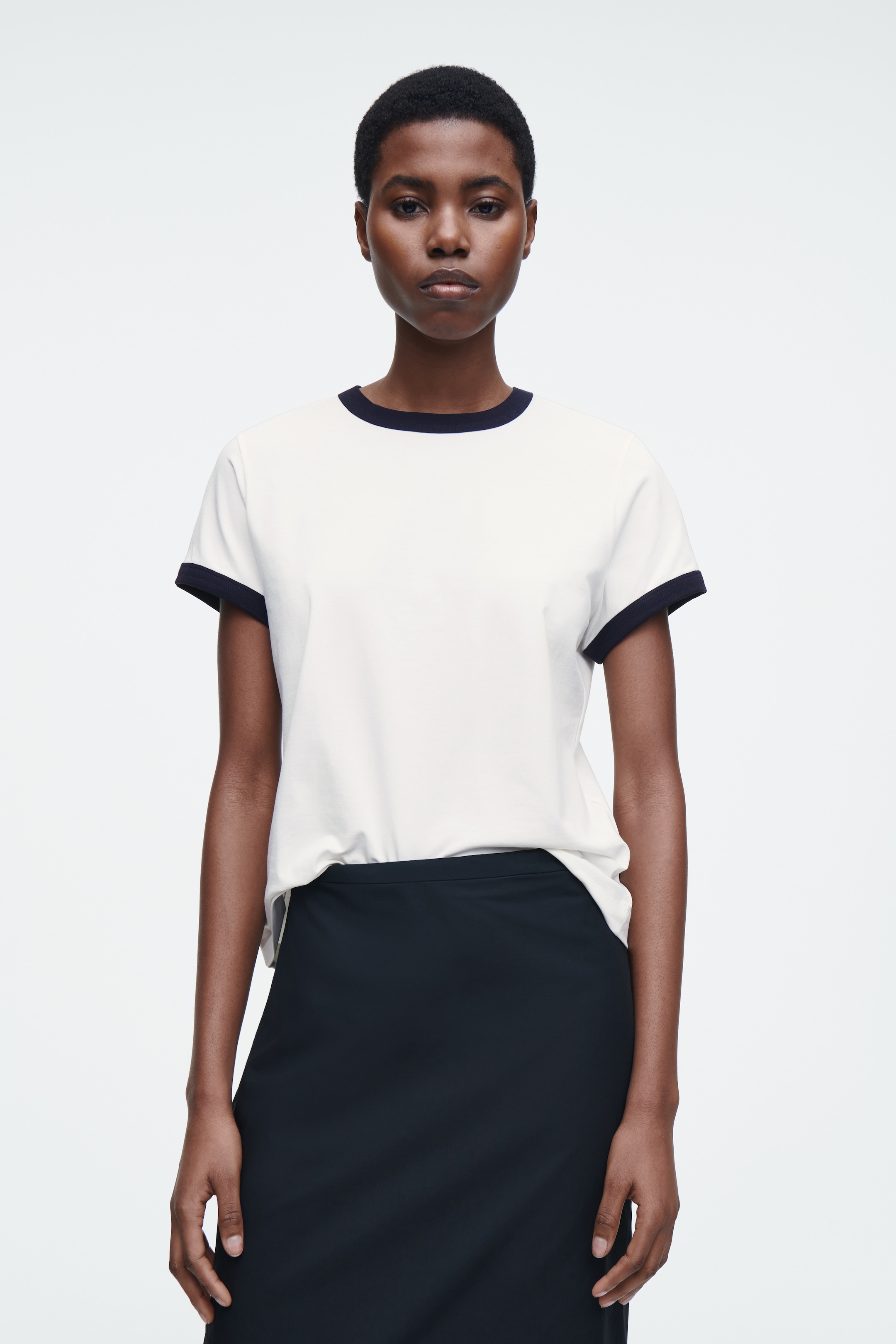 Ver imagen más grande: CAMISETA CON RIBETES EN CONTRASTE - BLANCO ROTO / AZUL MARINO - MUJER | H&M ES 1