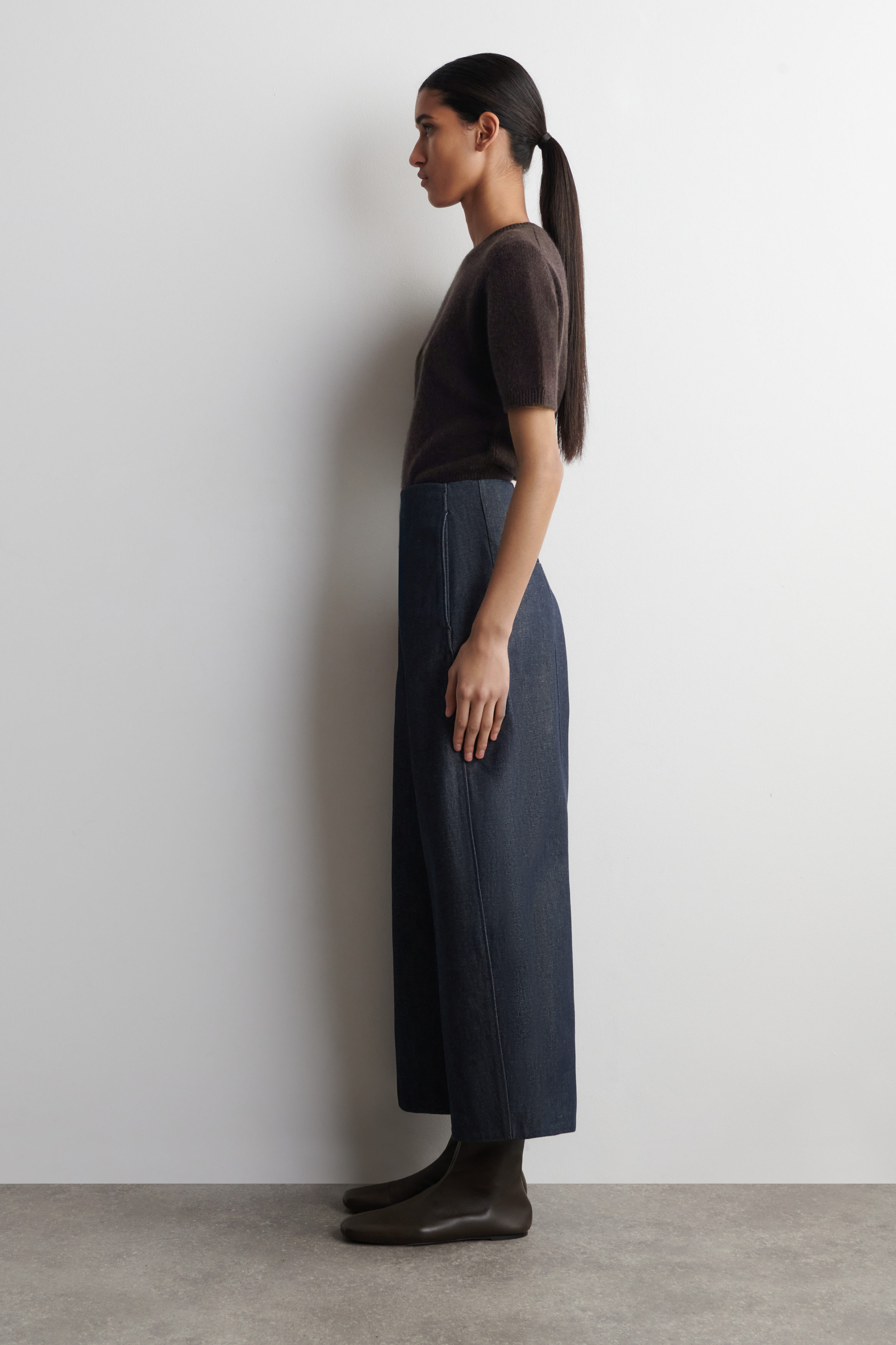 COS デニム RAW DENIM CROPPED BARREL-LEG PANTS - INDIGO | COS US