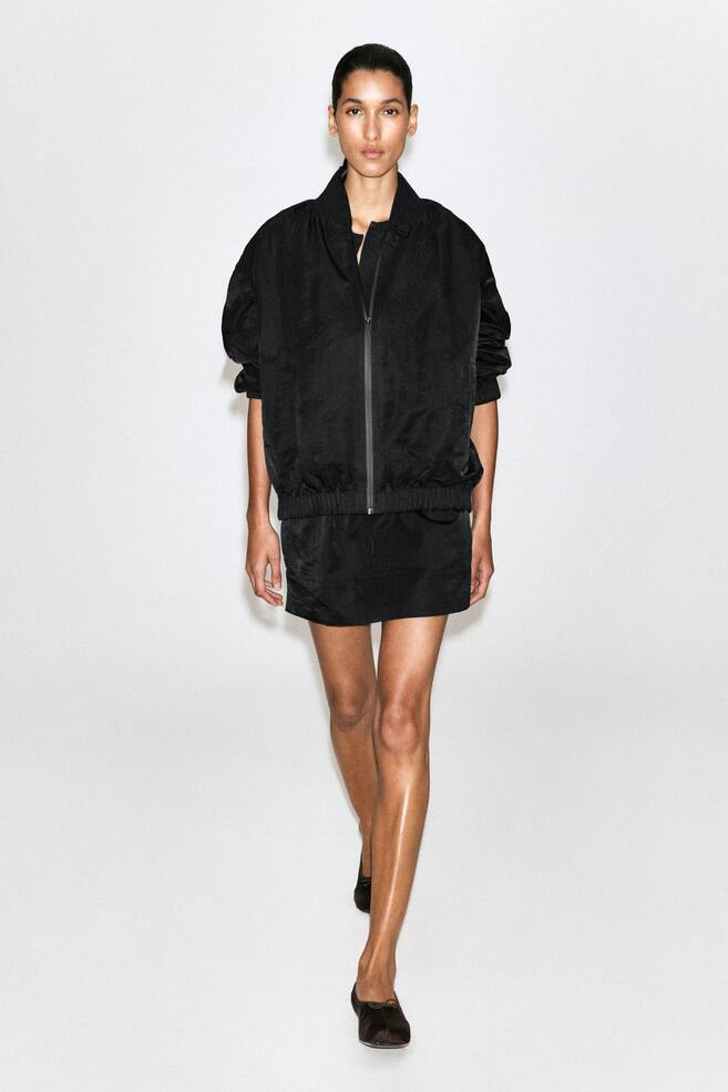 CAZADORA BOMBER DE NAILON CON DETALLES FRUNCIDOS - NEGRO/VERDE OSCURO - 1
