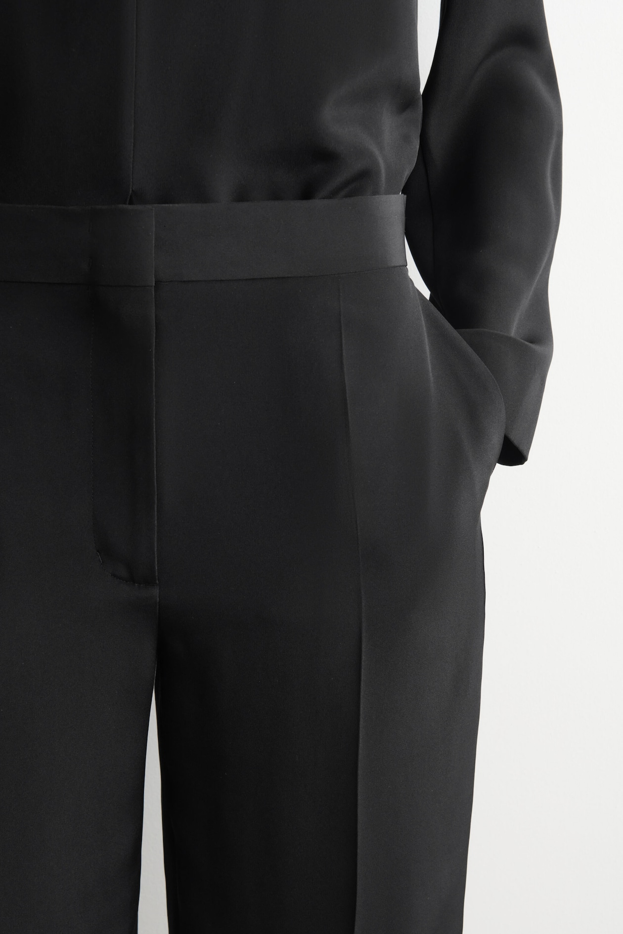TAILORED SILK SHORTS — CARBON