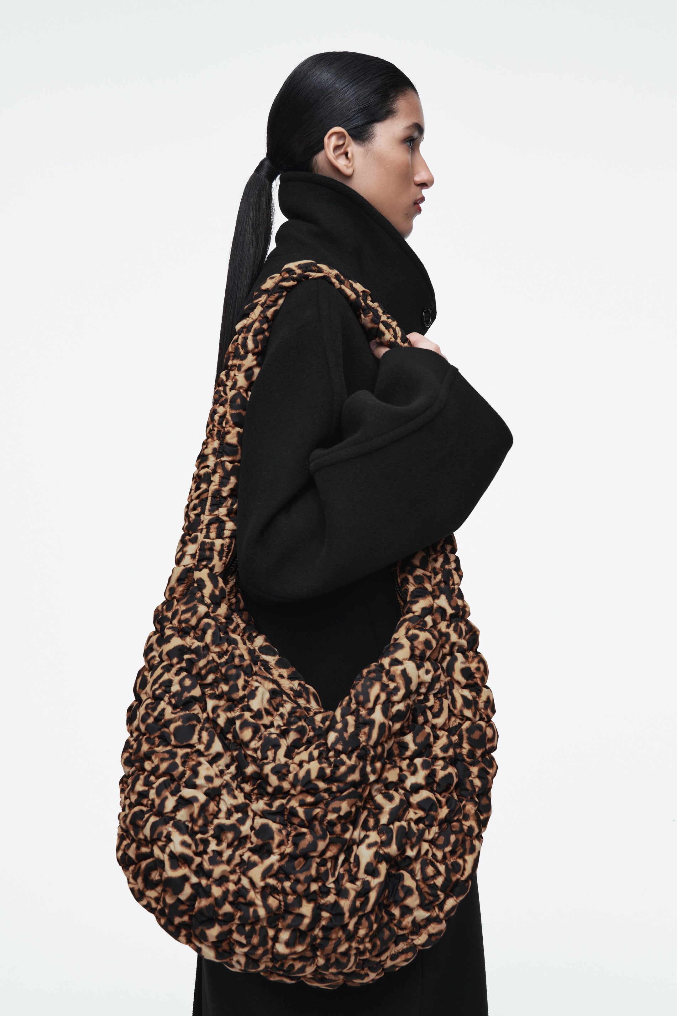 Größeres Bild anzeigen: GROSSE GESTEPPTE UMHÄNGETASCHE - LEOPARDENMUSTER - Ladies | H&M AT 3