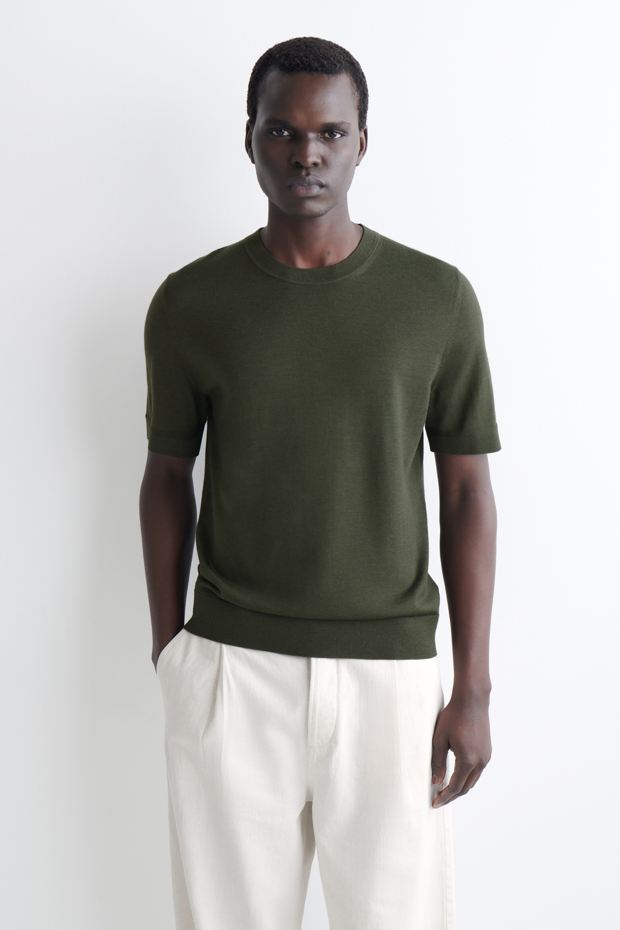 Grotere afbeelding bekijken: Slim-fit gebreid T-shirt van merinowol - DONKER KHAKI - HEREN | H&M BE 1
