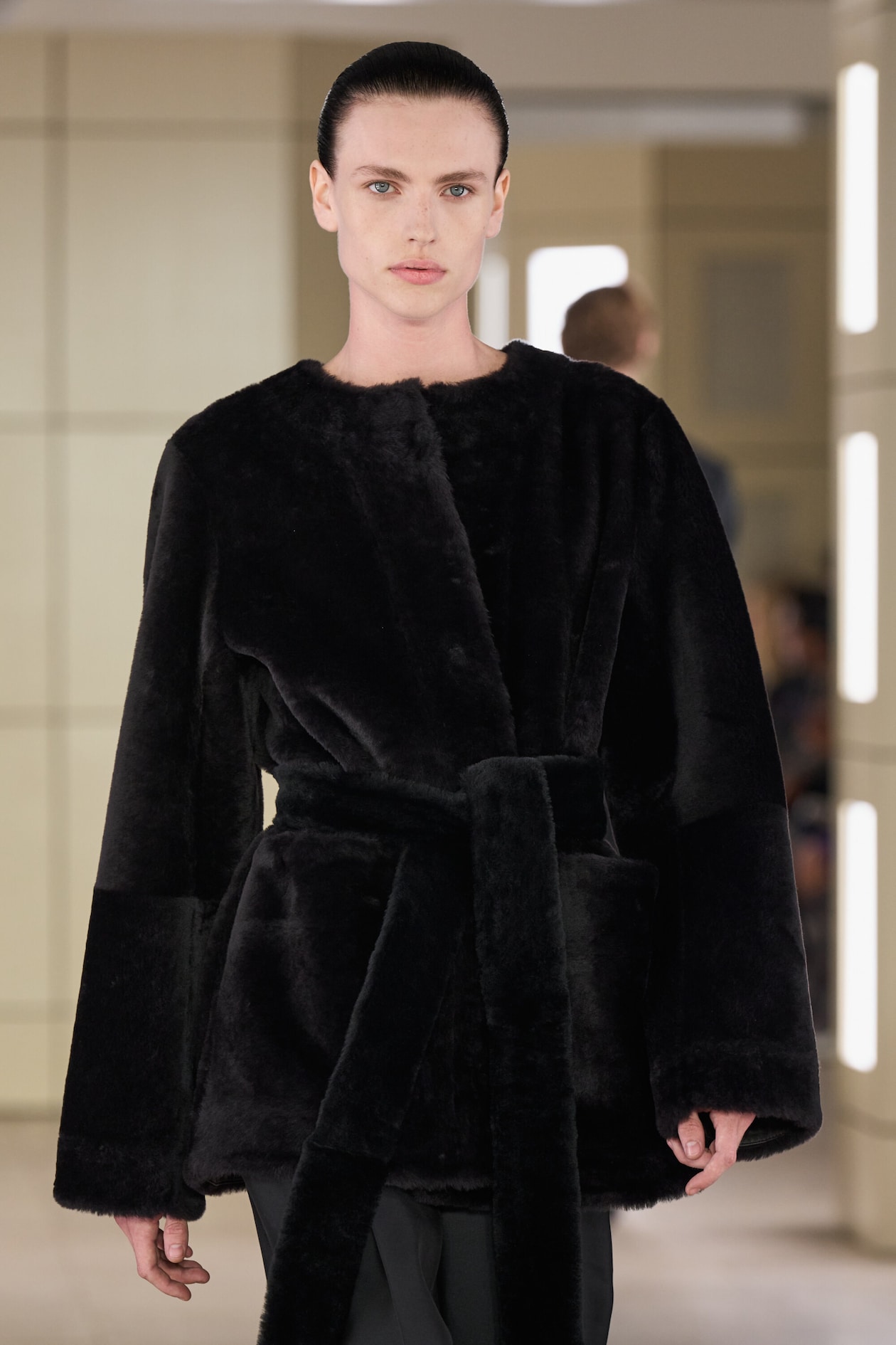 COLLARLESS SHEARLING JACKET — MAHOGANY