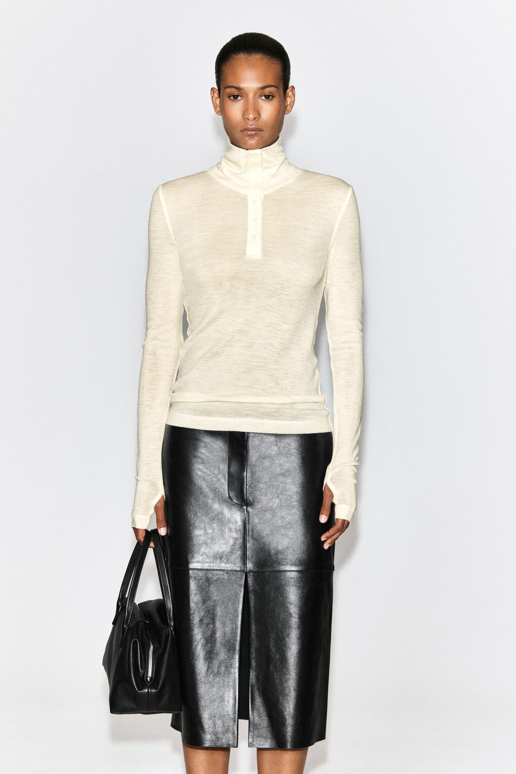 הצגת תמונה גדולה יותר: MERINO WOOL BUTTONED FUNNEL-NECK TOP - שנהב - Ladies | H&M IL 1