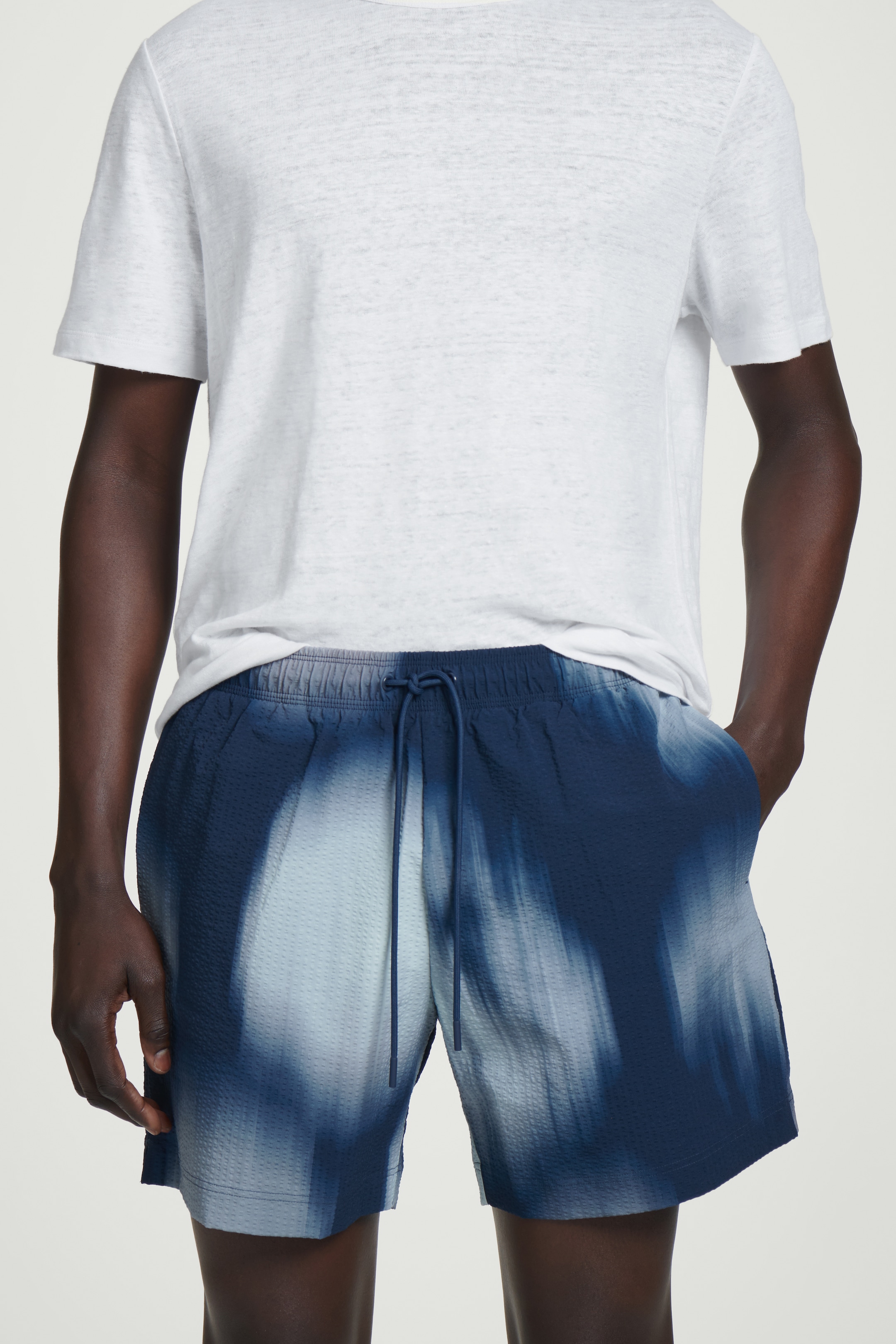 Agrandir l'image: SHORT DE BAIN RAYÉ EN CRÊPE - BLEU / IMPRIMÉ - HOMME | H&M CH 2