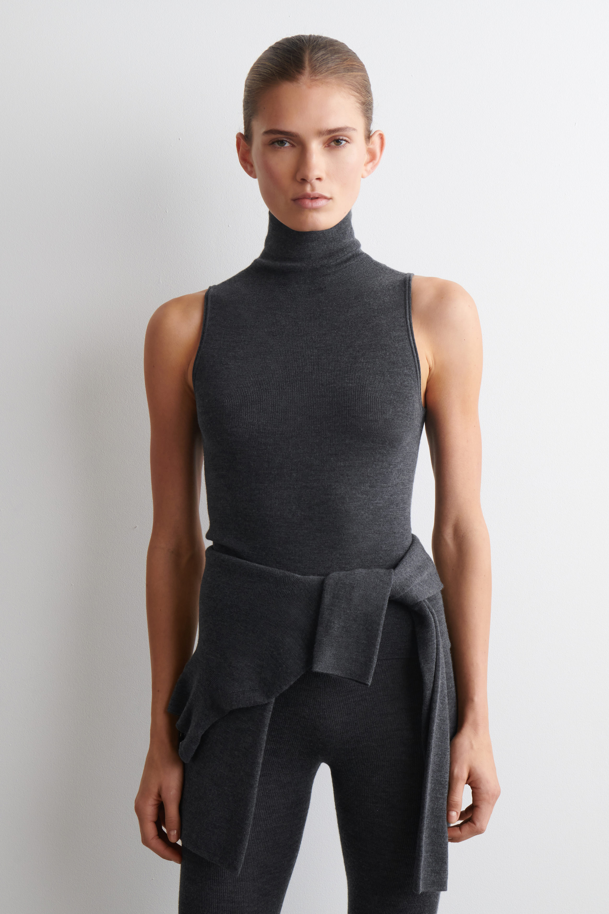 SEAMLESS MERINO WOOL TURTLENECK TOP - CHARCOAL MÉLANGE | COS US