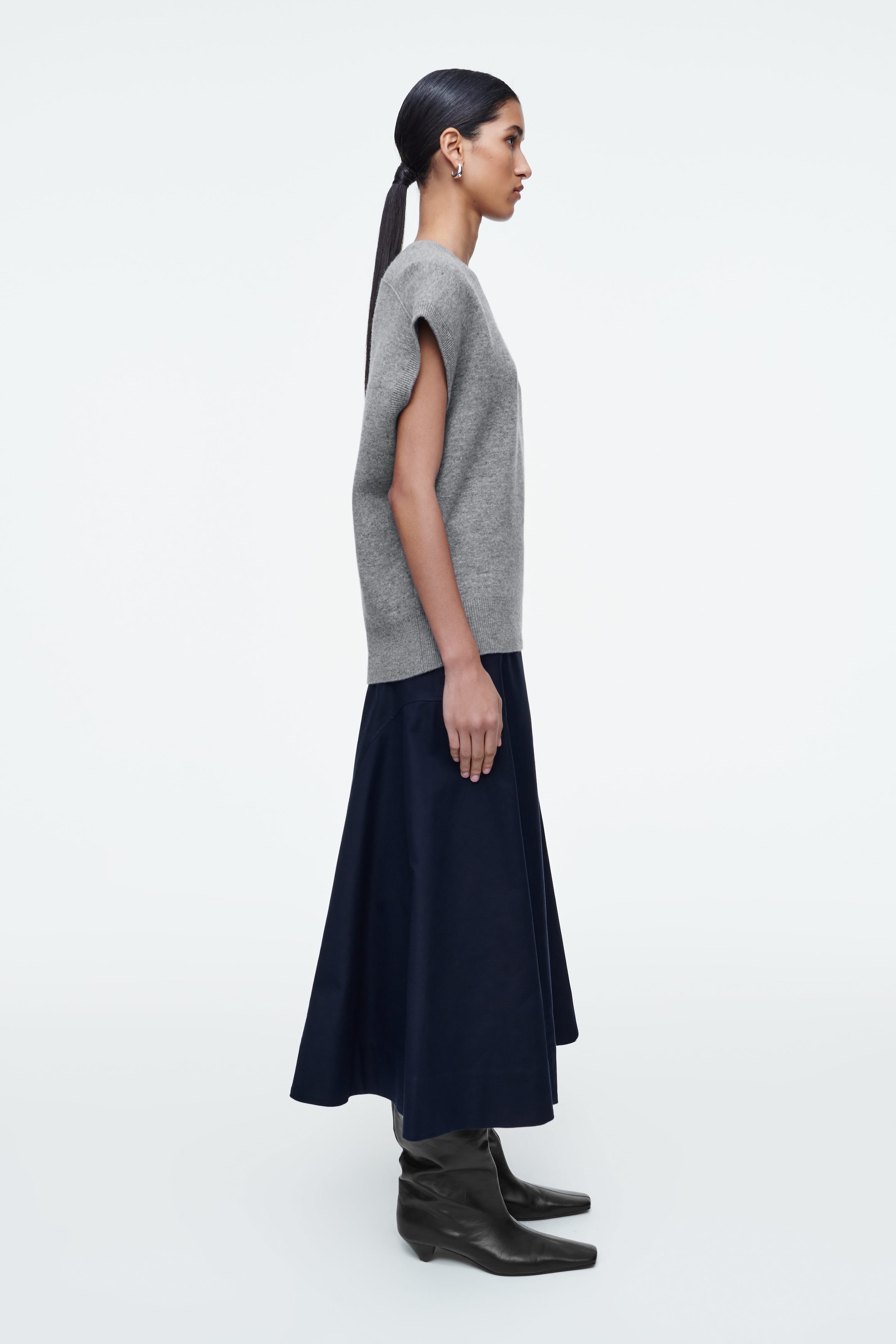 DOUBLE-FACED WOOL V-NECK TANK