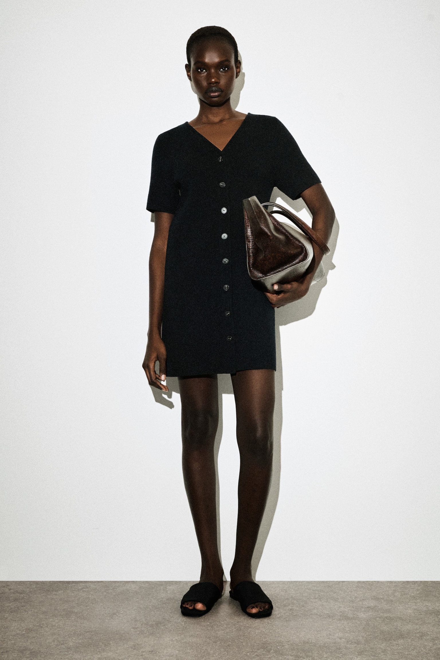 MINI ŠATY Z MILÁNSKÉHO ÚPLETU S KNOFLÍKY - ČERNÁ - 1