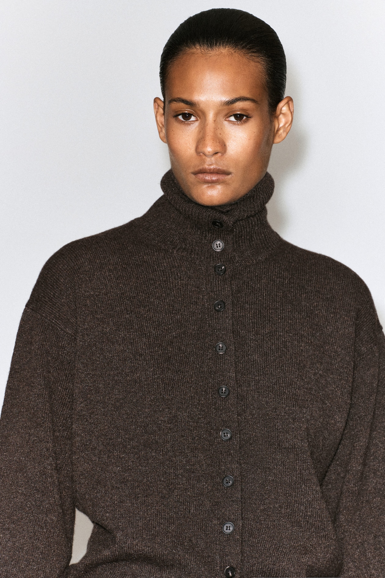 SCULPTED PURE CASHMERE MOCK-NECK CARDIGAN — BROWN MÉLANGE