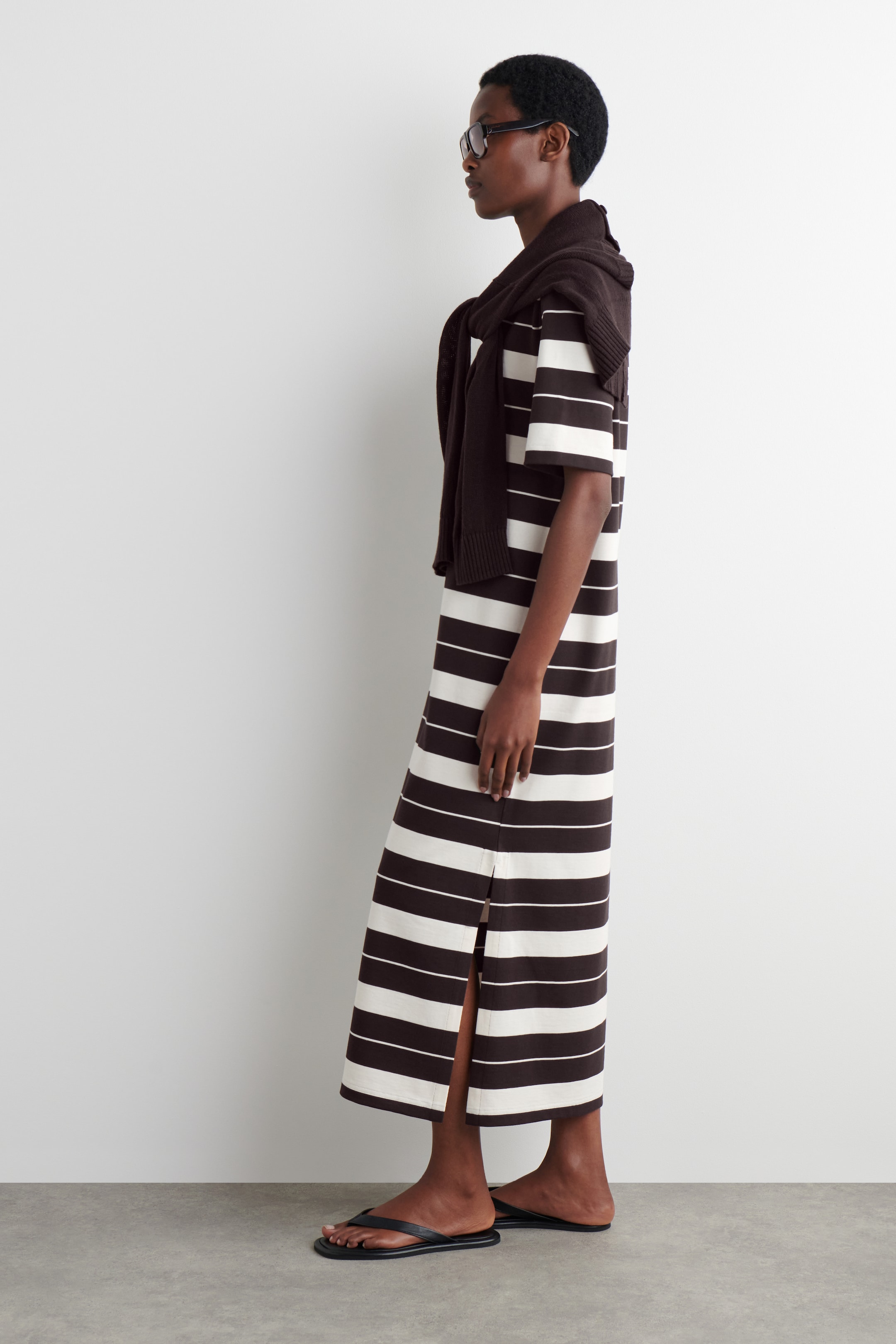 Grotere afbeelding bekijken: KATOENEN MIDI T-SHIRT JURK - BRUIN / WIT / GESTREEPT - DAMES | H&M BE 2