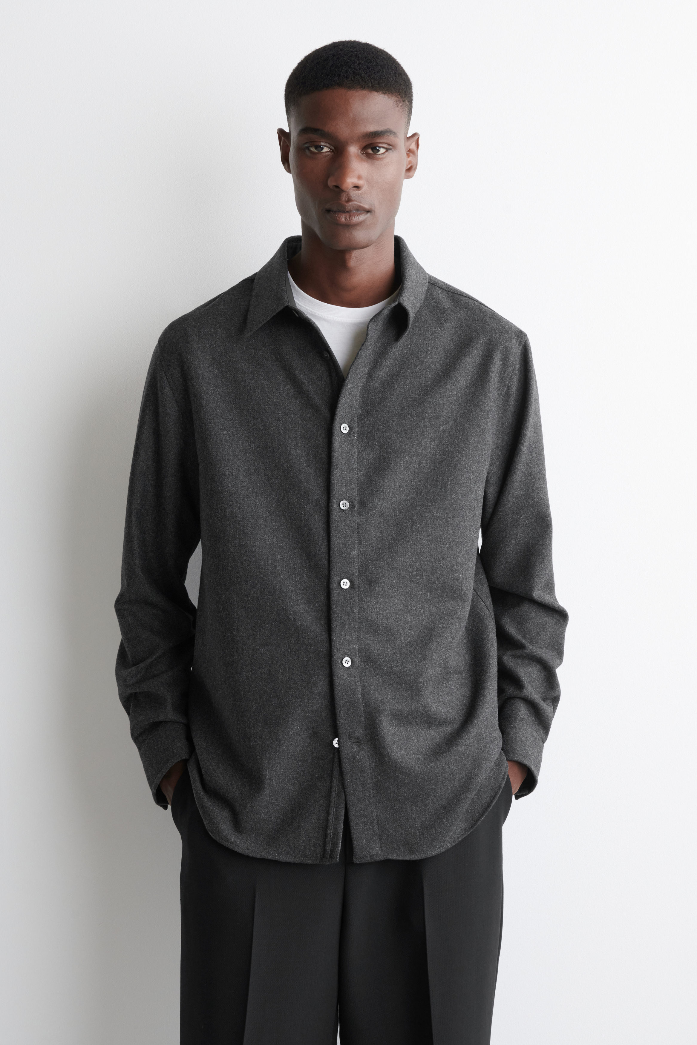 新品TFW49 ダークグレー ハイネックシャツCHARCOAL RELAXED WOOL-FLANNEL SHIRT - CHARCOAL MÉLANGE | COS