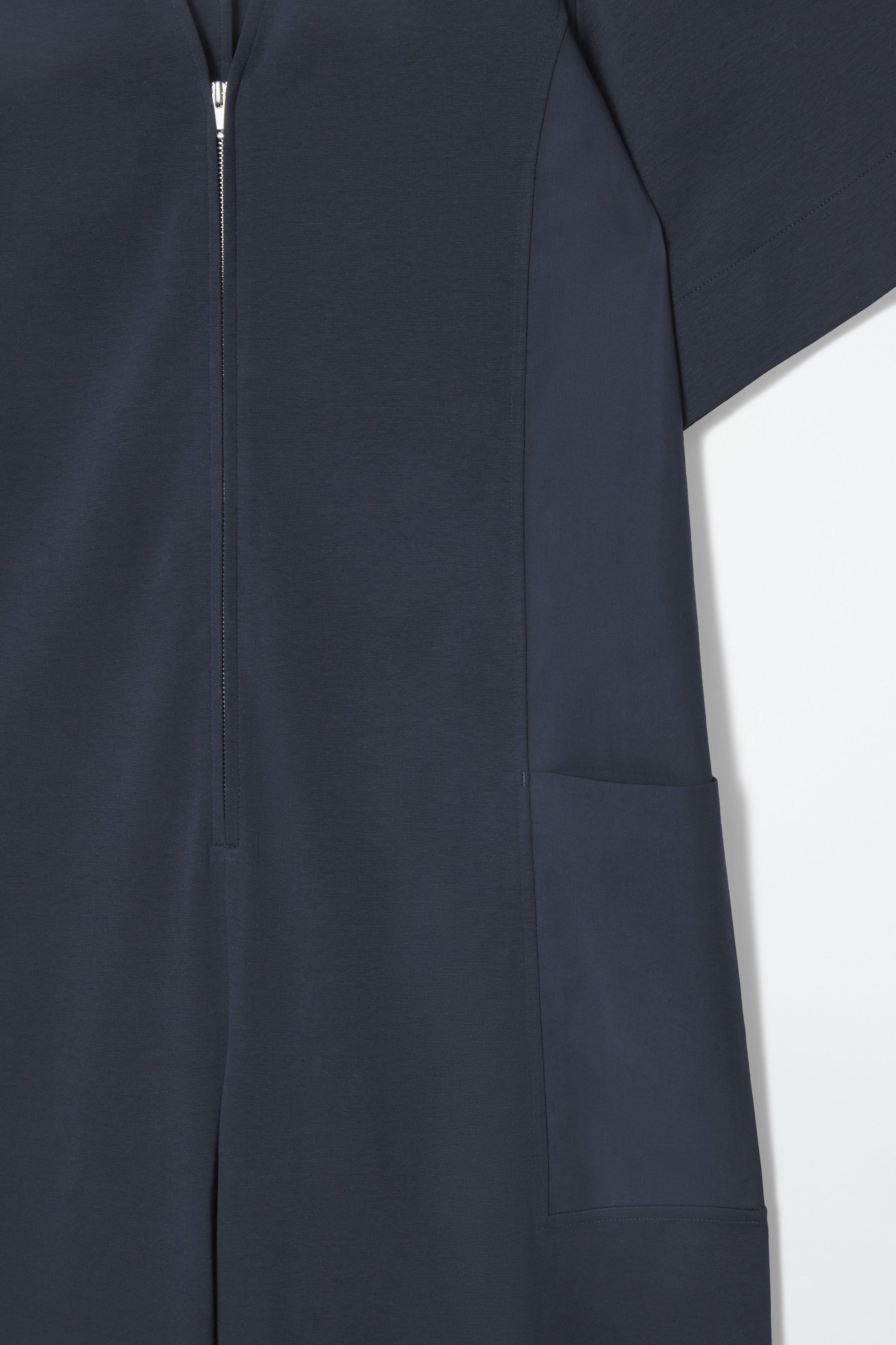JUMPSUIT AUS MEHREREN BAHNEN MIT V-AUSSCHNITT