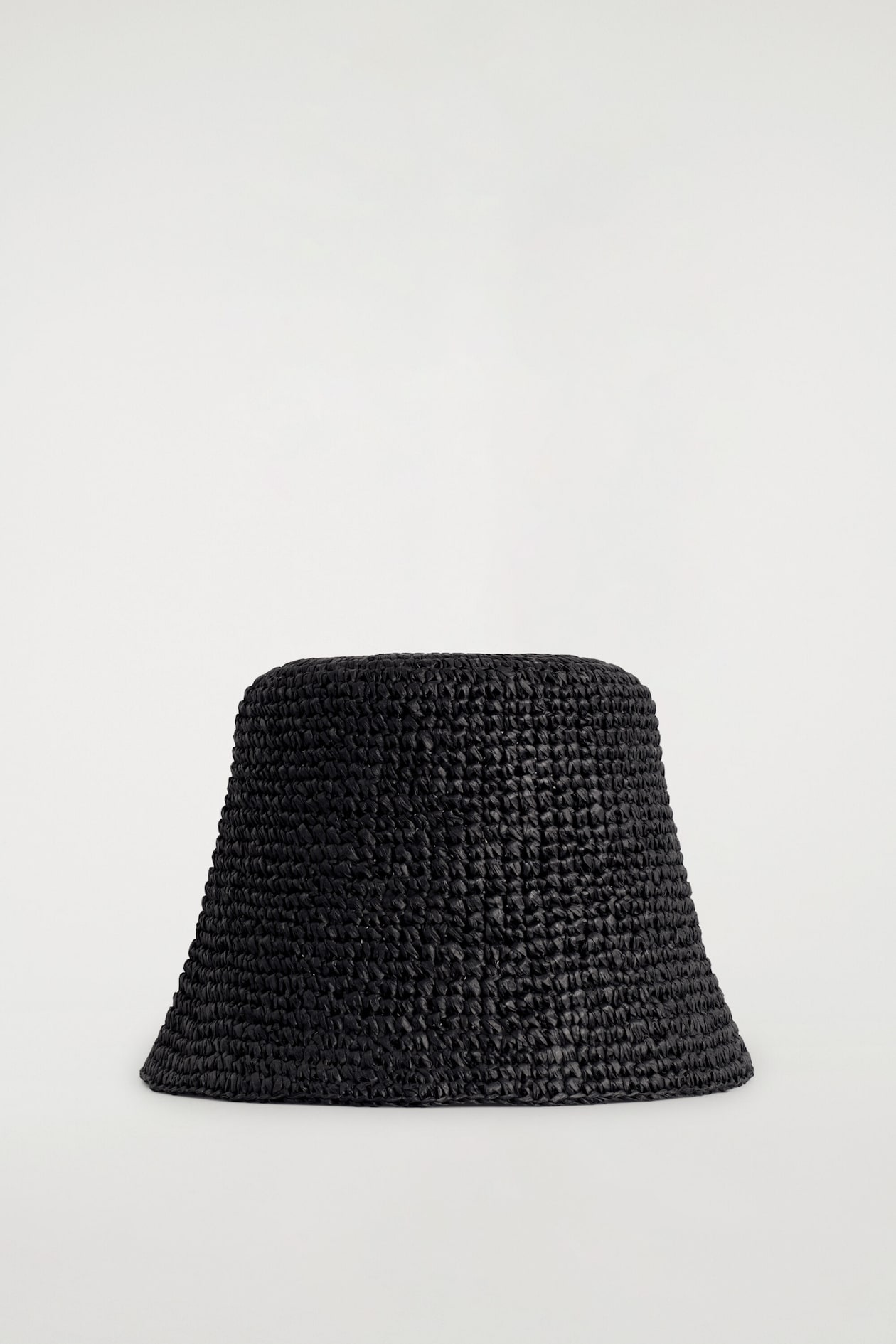 SCULPTED STRAW BUCKET HAT — BLACK