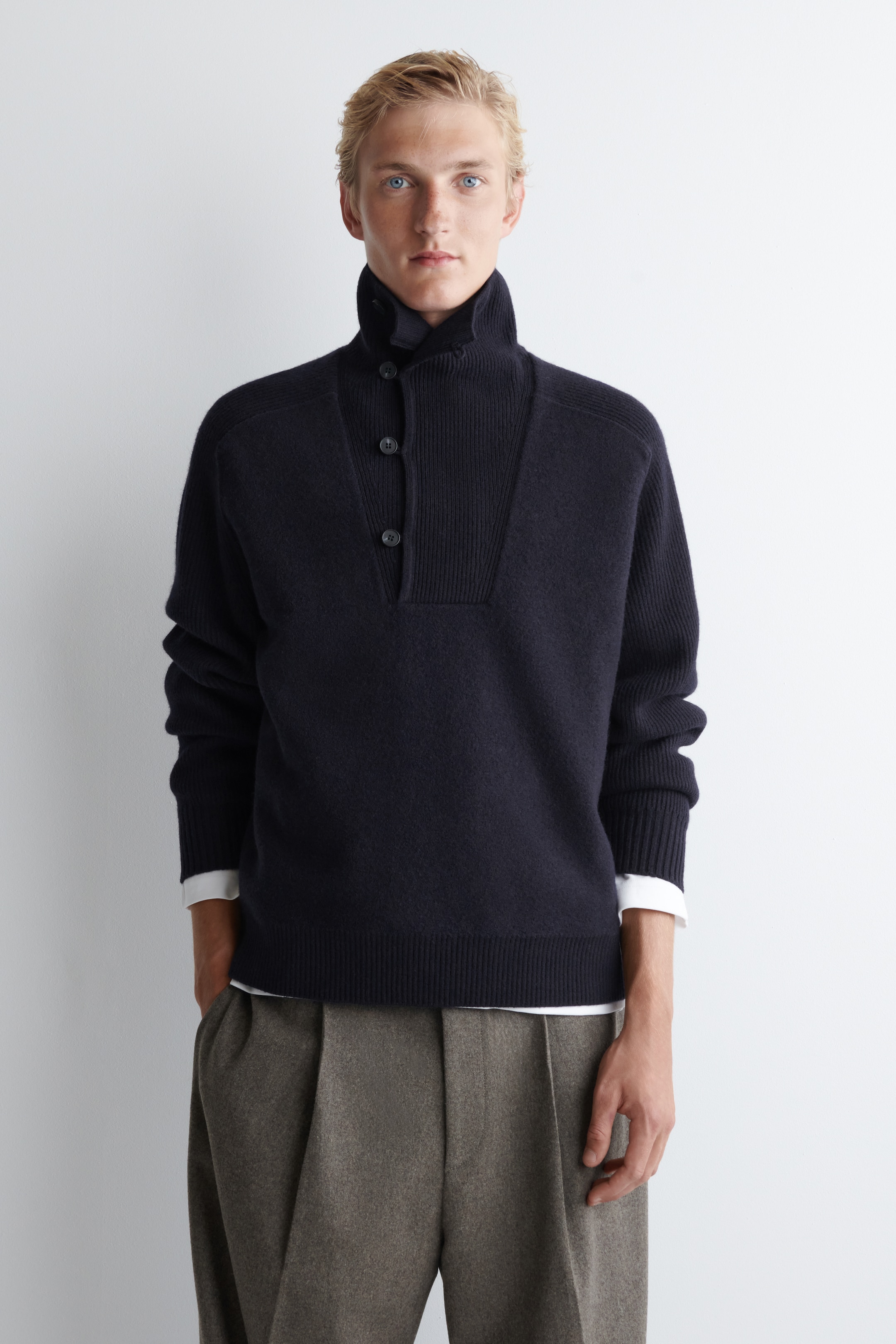 Agrandir l'image: PANELLED MERINO WOOL FUNNEL-NECK JUMPER - NAVY - HOMME | H&M CH 1