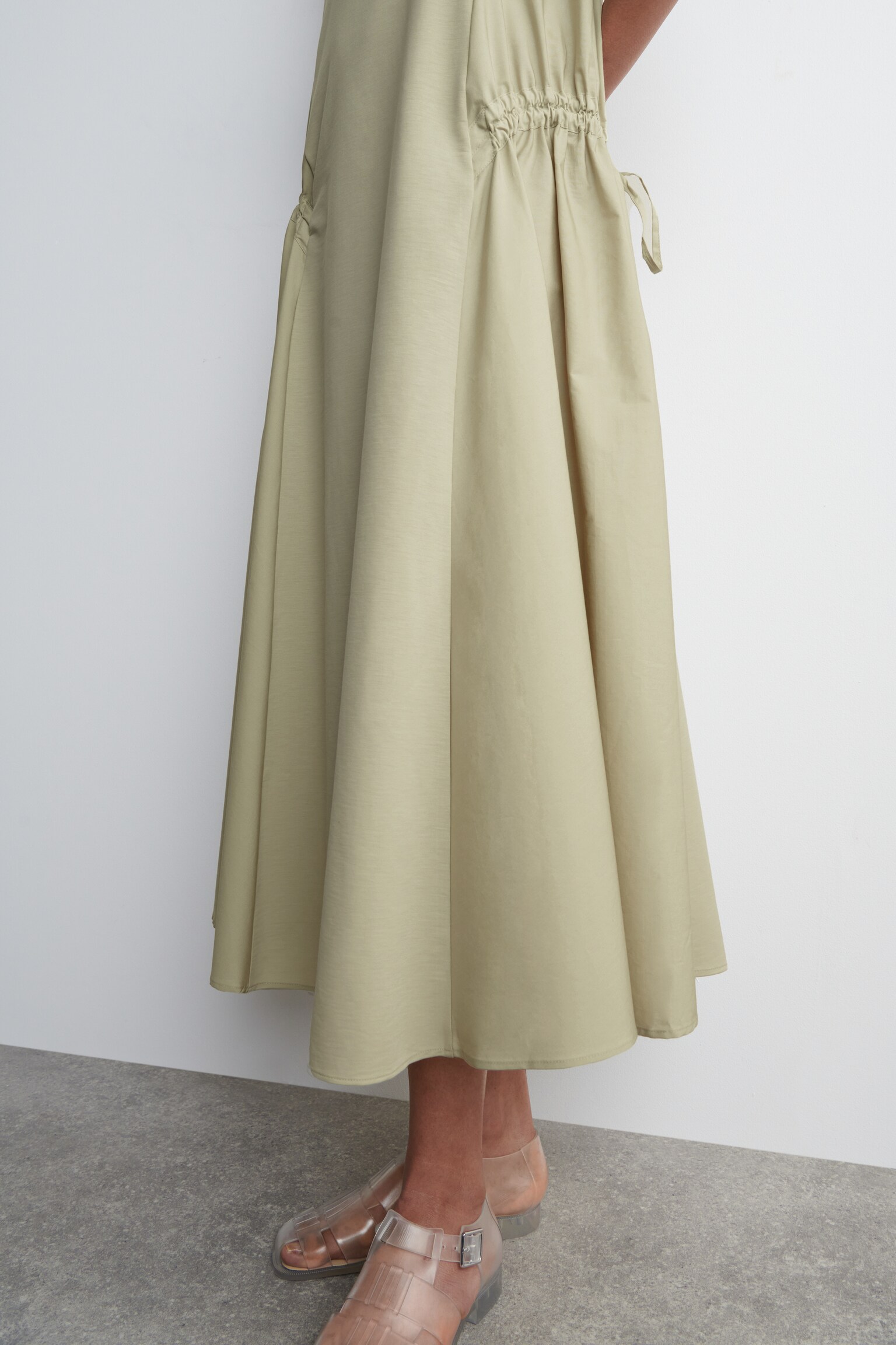 VESTIDO MIDI CON PANELES FRUNCIDOS - PISTACHO/NEGRO - 5