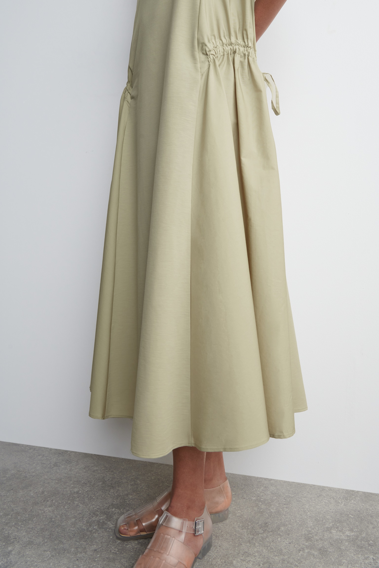 VESTIDO MIDI CON PANELES FRUNCIDOS - PISTACHO/NEGRO - 4