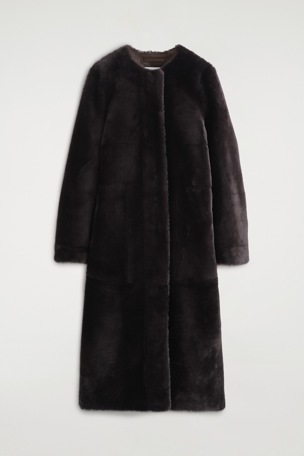 COLLARLESS SHEARLING COAT — MAHOGANY