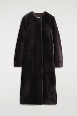 COLLARLESS SHEARLING COAT — MAHOGANY 7