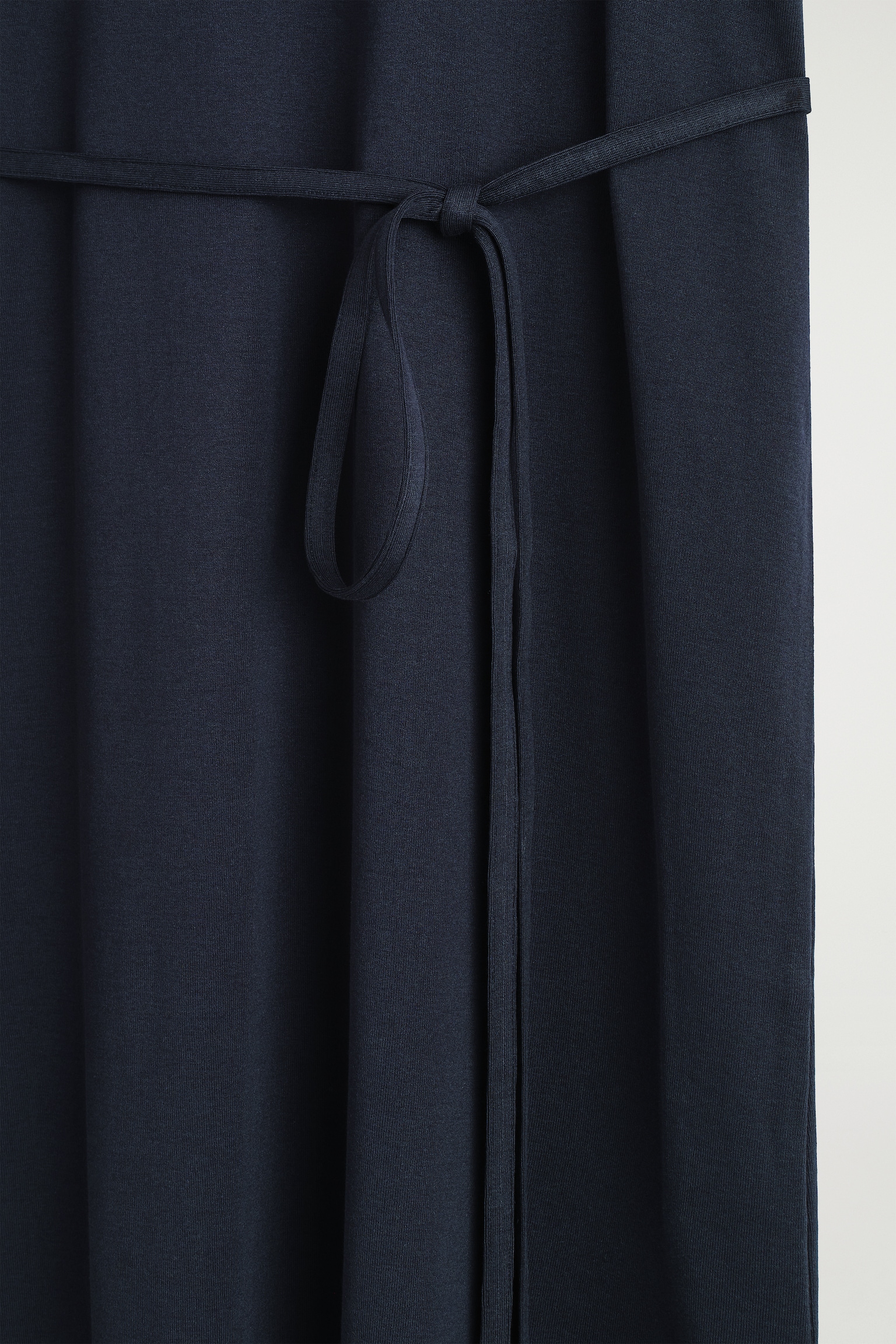 T-SHIRT-KLEID IN MIDILÄNGE MIT GÜRTEL - NAVYBLAU/DUNKELBRAUN - 3