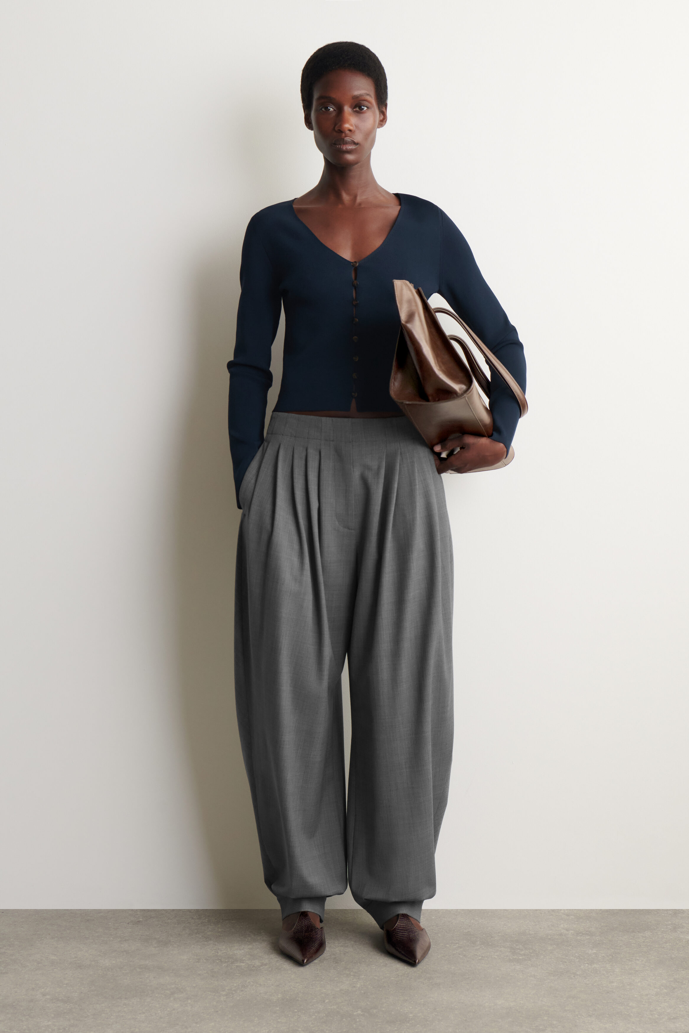 【561-5632】SIGNATURE POINTY RIB KNIT MINIMAL KNITTED V-NECK CARDIGAN - NAVY | COS