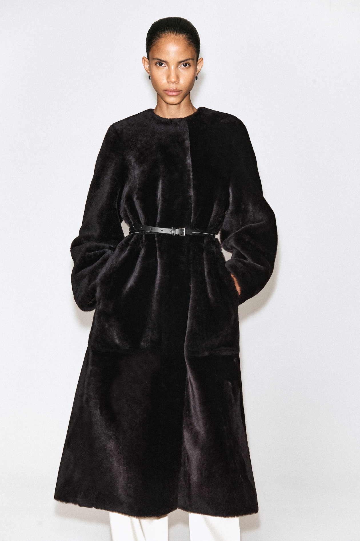 COLLARLESS SHEARLING COAT — MAHOGANY