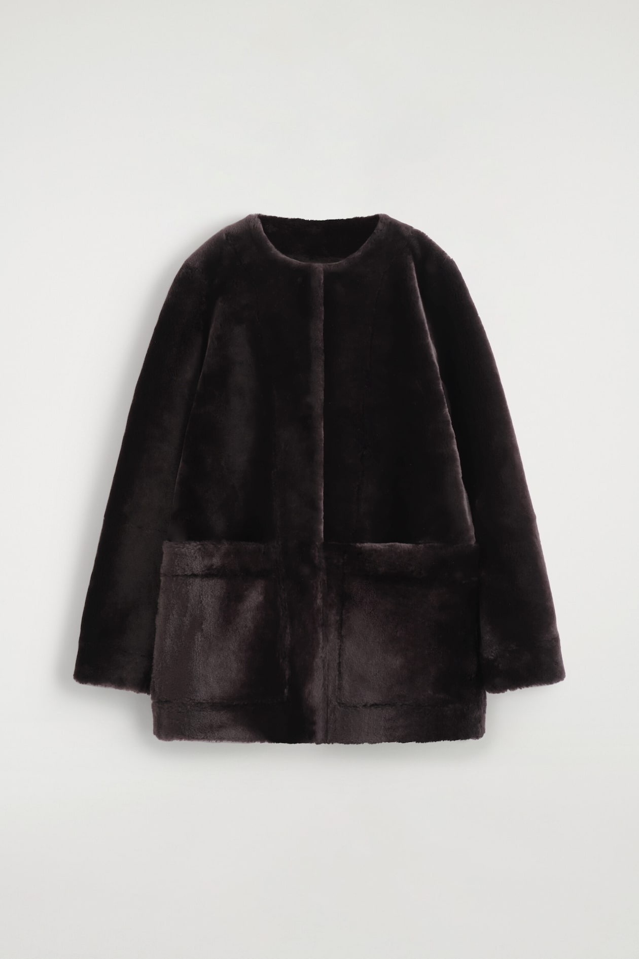 COLLARLESS SHEARLING JACKET — MAHOGANY
