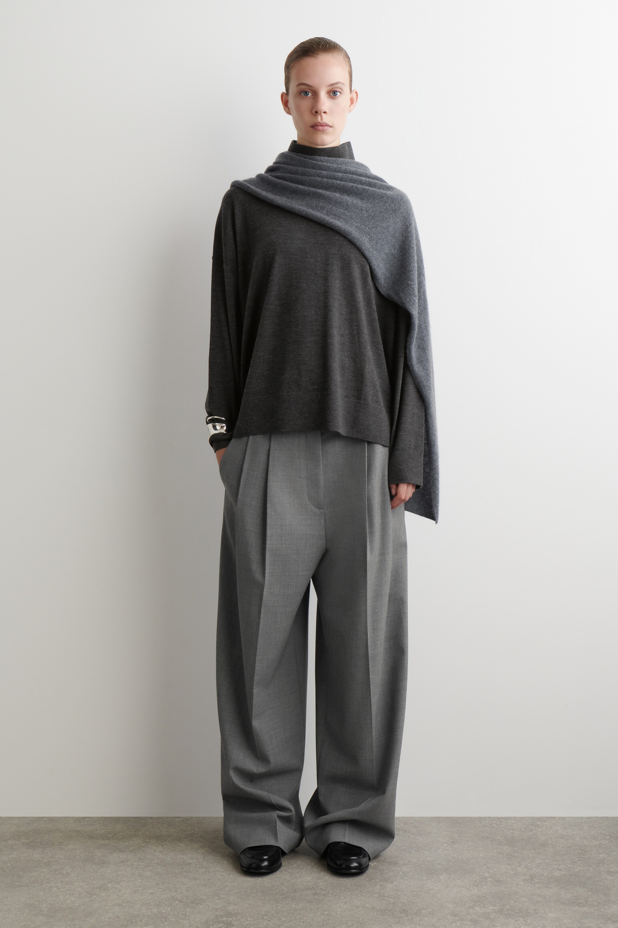 Visa större bild: POLOTRÖJA I MERINOULL - MÖRKGRÅMELERAD - DAM | H&M SE 2