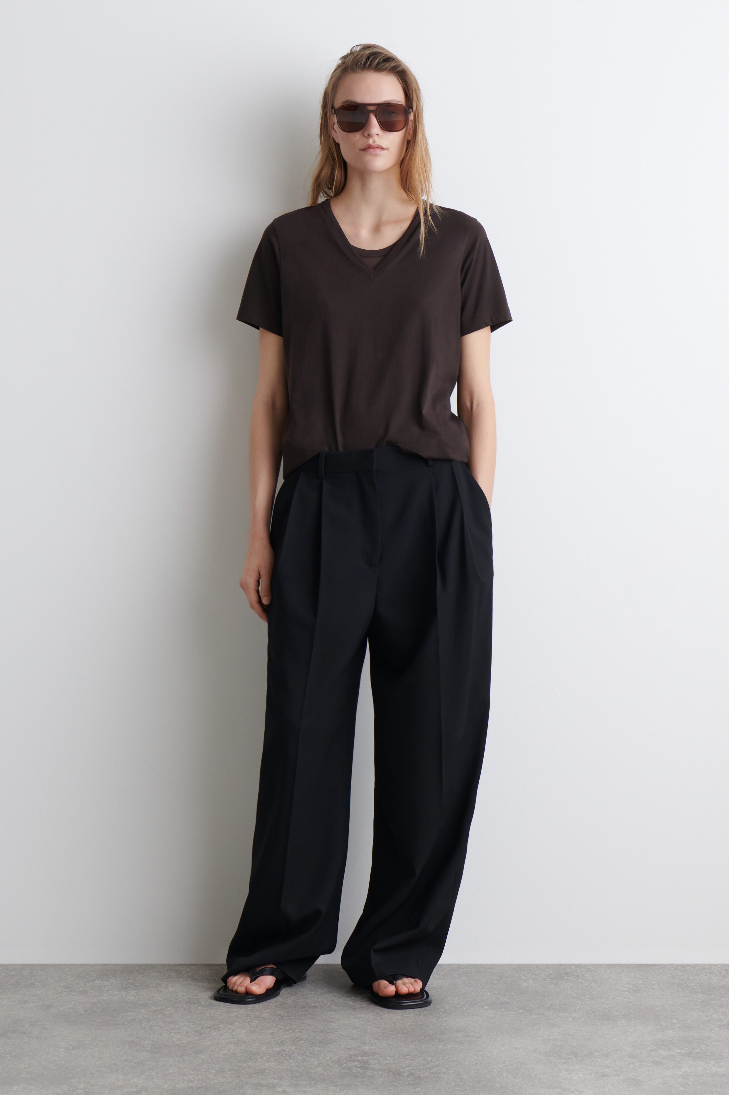 V-NECK COTTON T-SHIRT - DARK BROWN | COS