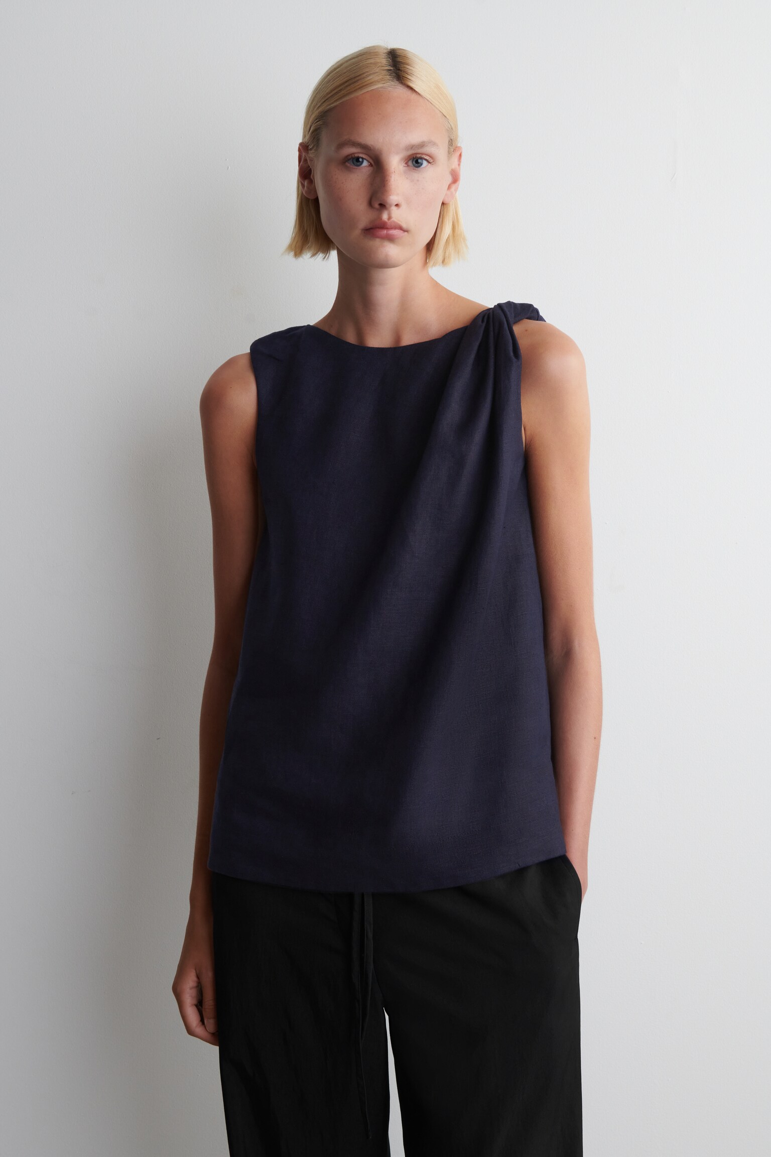 TWISTED-DETAIL LINEN TOP - NAVY/WHITE