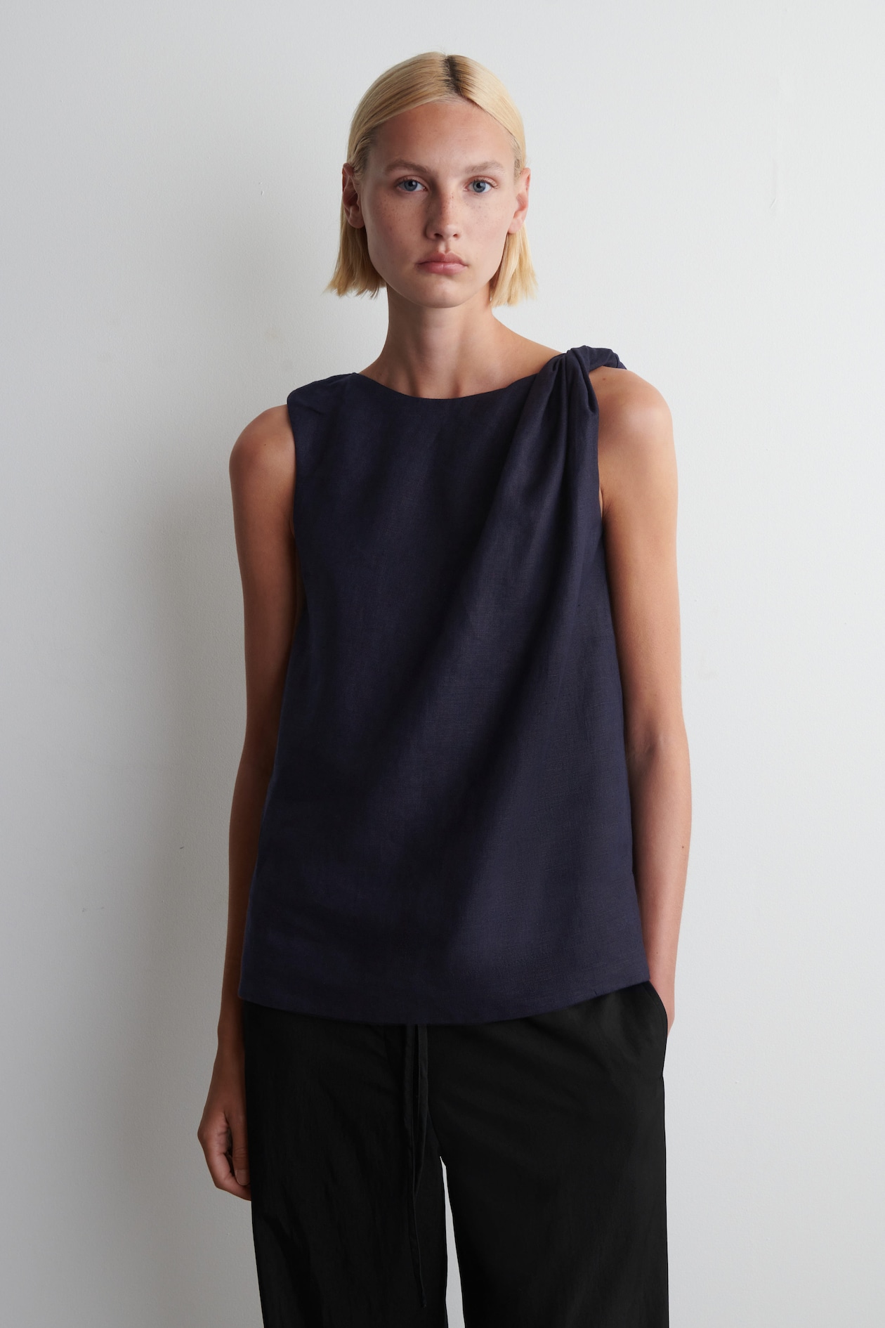 TWISTED-DETAIL LINEN TOP - NAVY | COS US