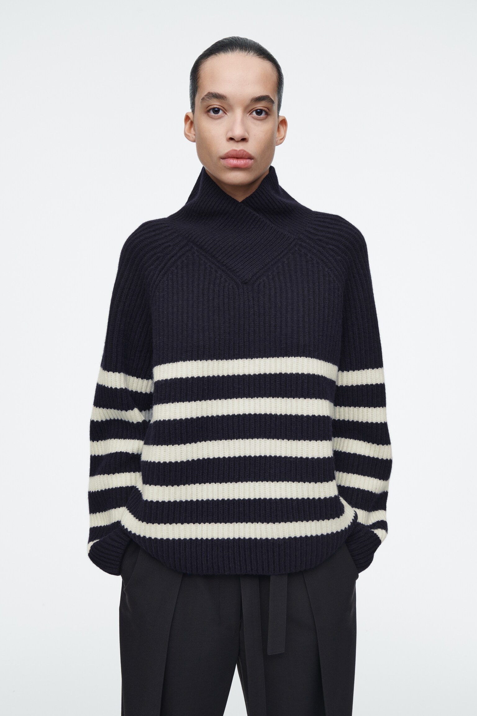 MAGLIONE IN LANA MERINO CON COLLO AVVOLGENTE - BLU NAVY / CREMA