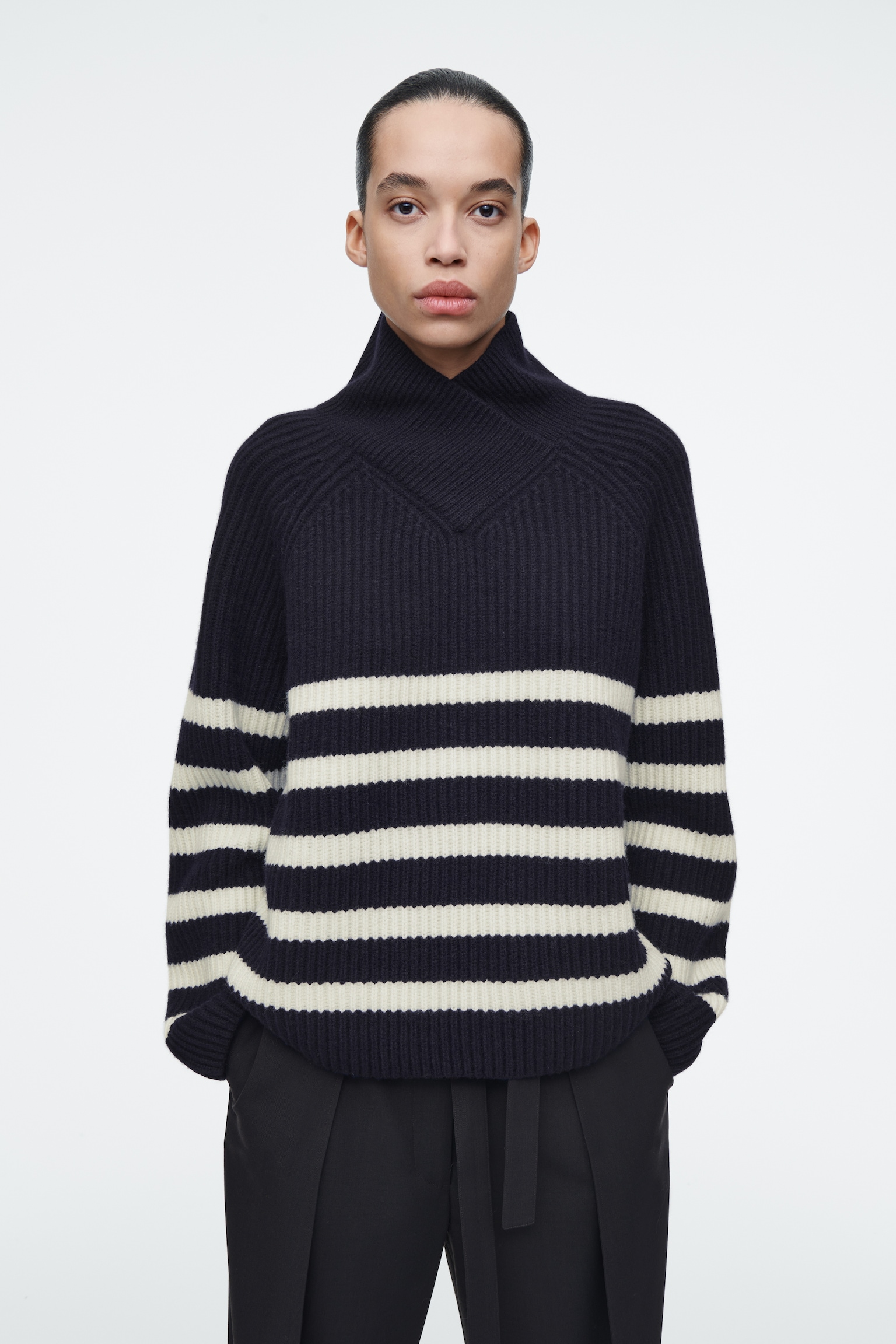 JERSEY DE LANA MERINO CON CUELLO CRUZADO - AZUL MARINO/CREMA