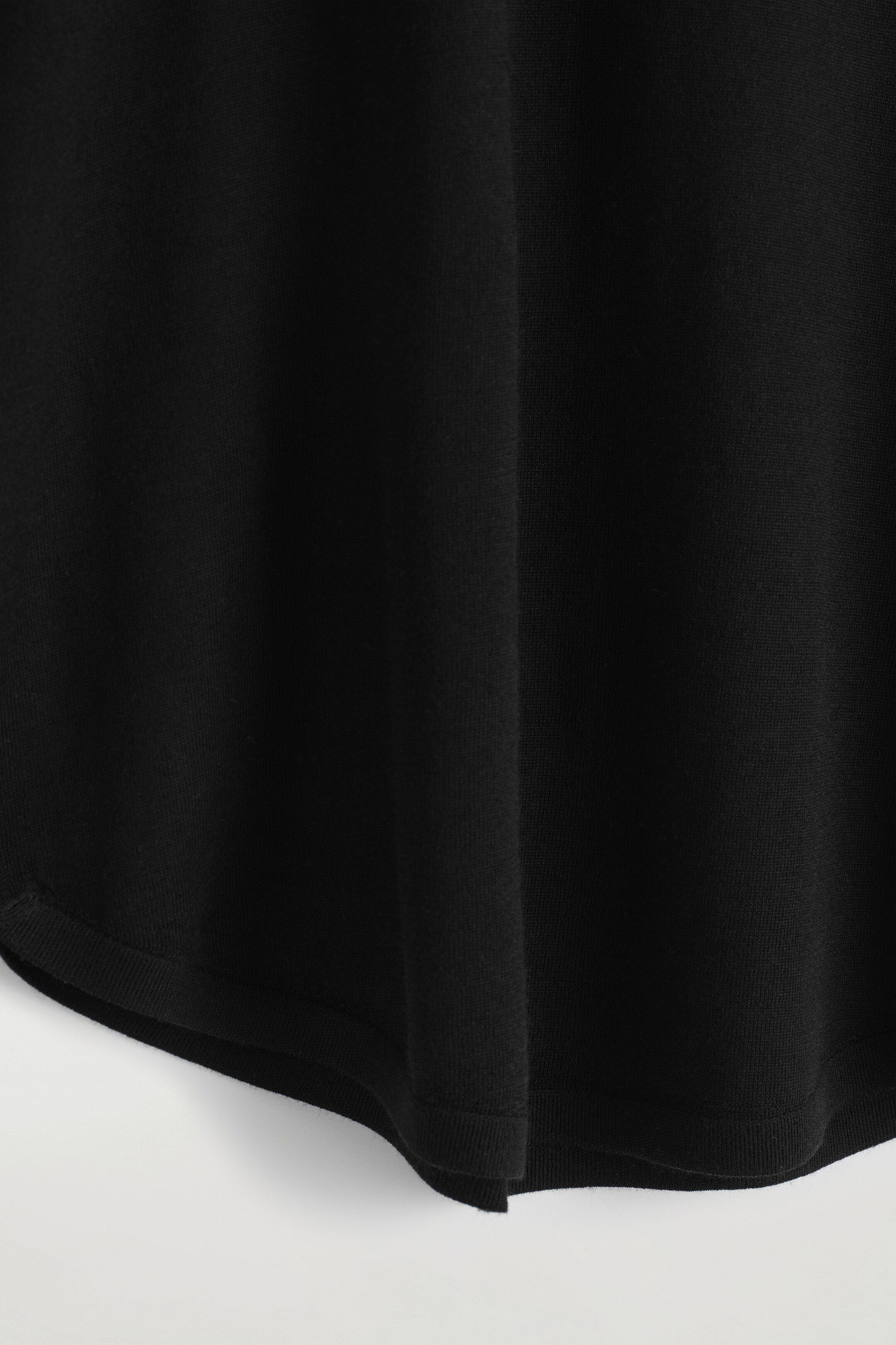 Größeres Bild ansehen: RUND GESCHNITTENES OBERTEIL AUS MERINOWOLLE - SCHWARZ - Ladies | H&M DE 8
