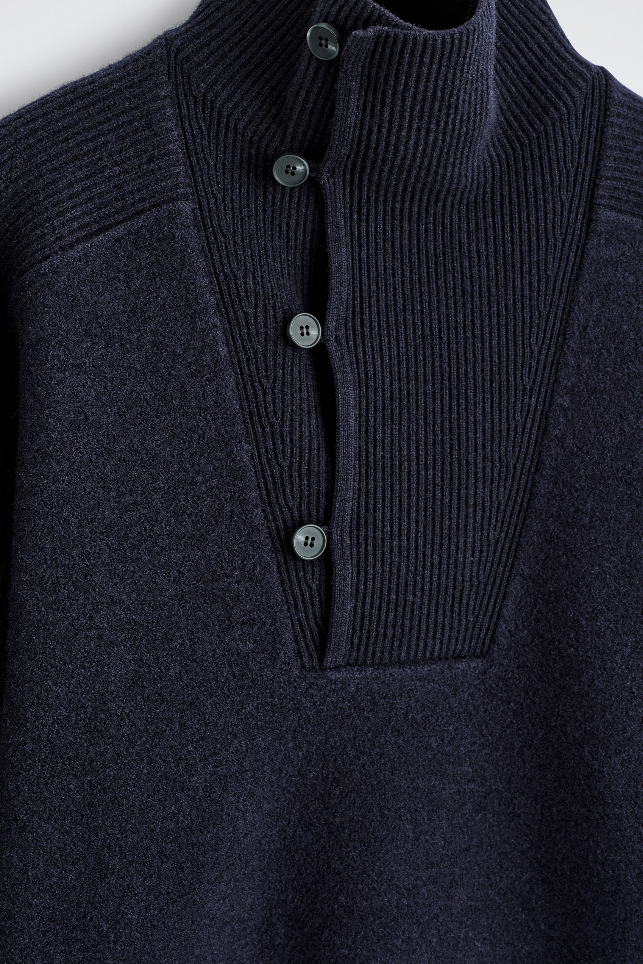 Agrandir l'image: PANELLED MERINO WOOL FUNNEL-NECK JUMPER - NAVY - HOMME | H&M CH 9