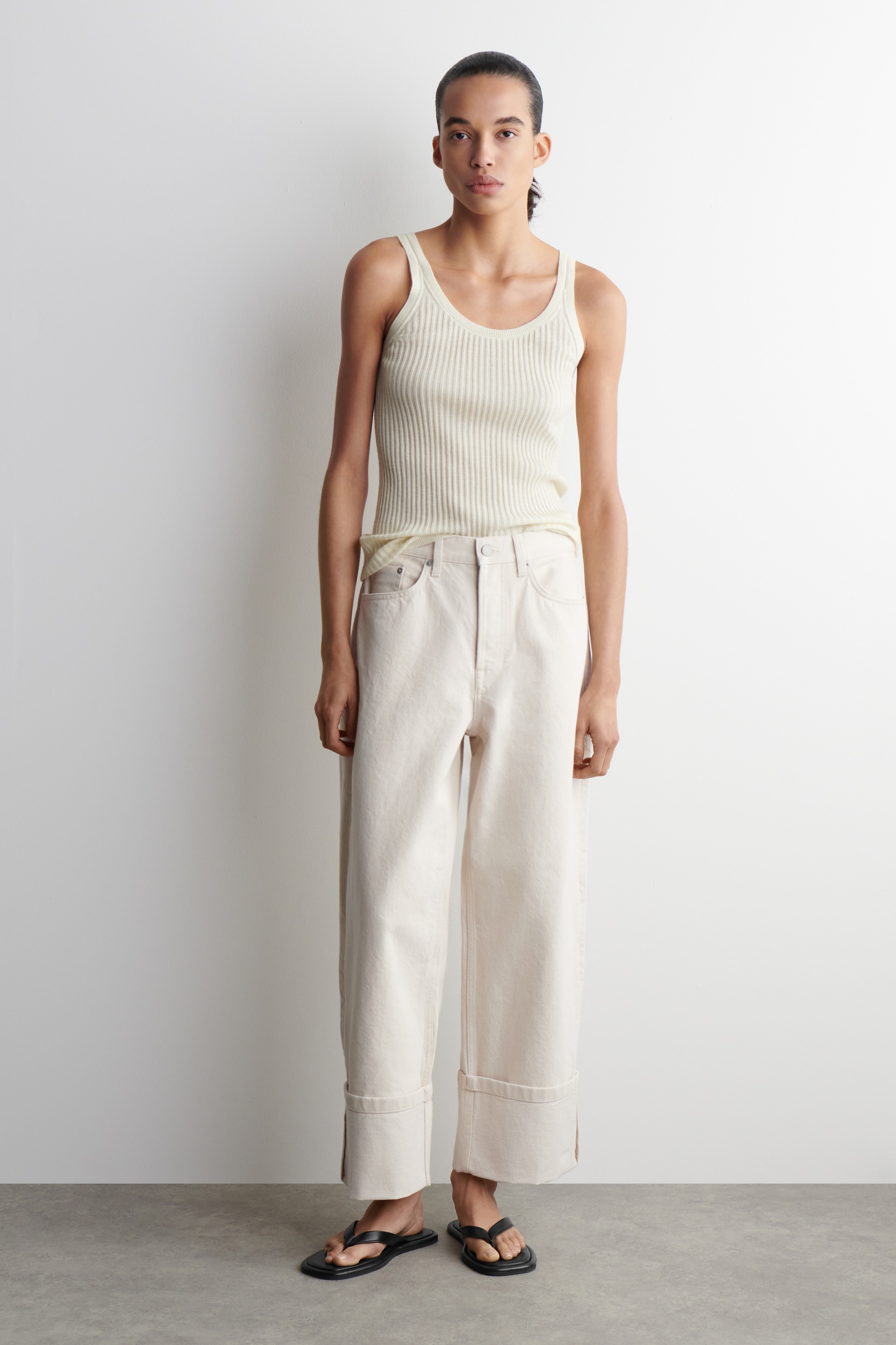 Zobrazit větší obrázek: DŽÍNY FACADE S OHRNOVACÍM LEMEM A PŘÍMÝM STŘIHEM - ECRU - ŽENY | H&M CZ 1