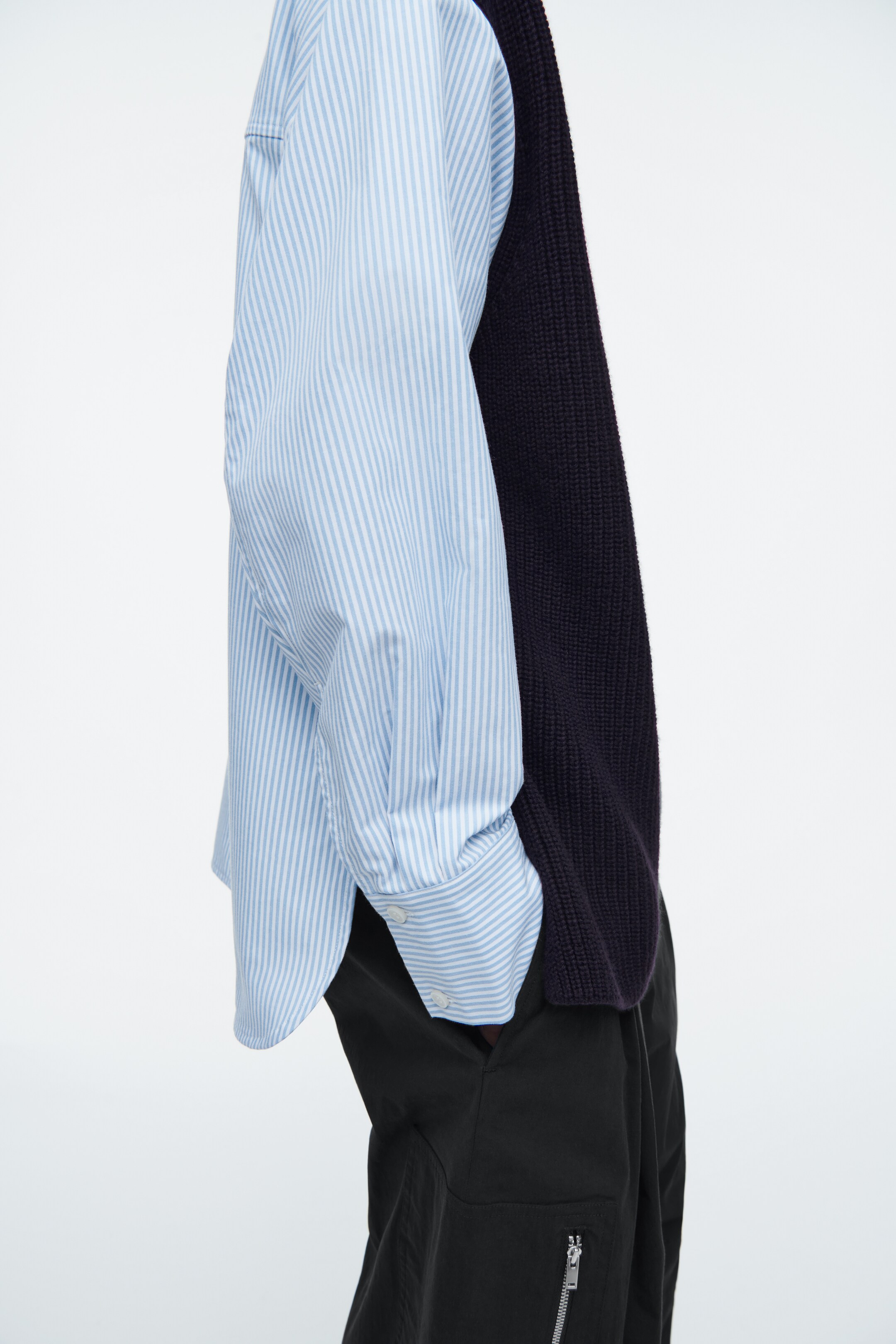 Grotere afbeelding bekijken: GEDECONSTRUEERDE POPLIN-PANELEN WOLLEN TRUI - MARINE / GESTREEPT - DAMES | H&M BE 3