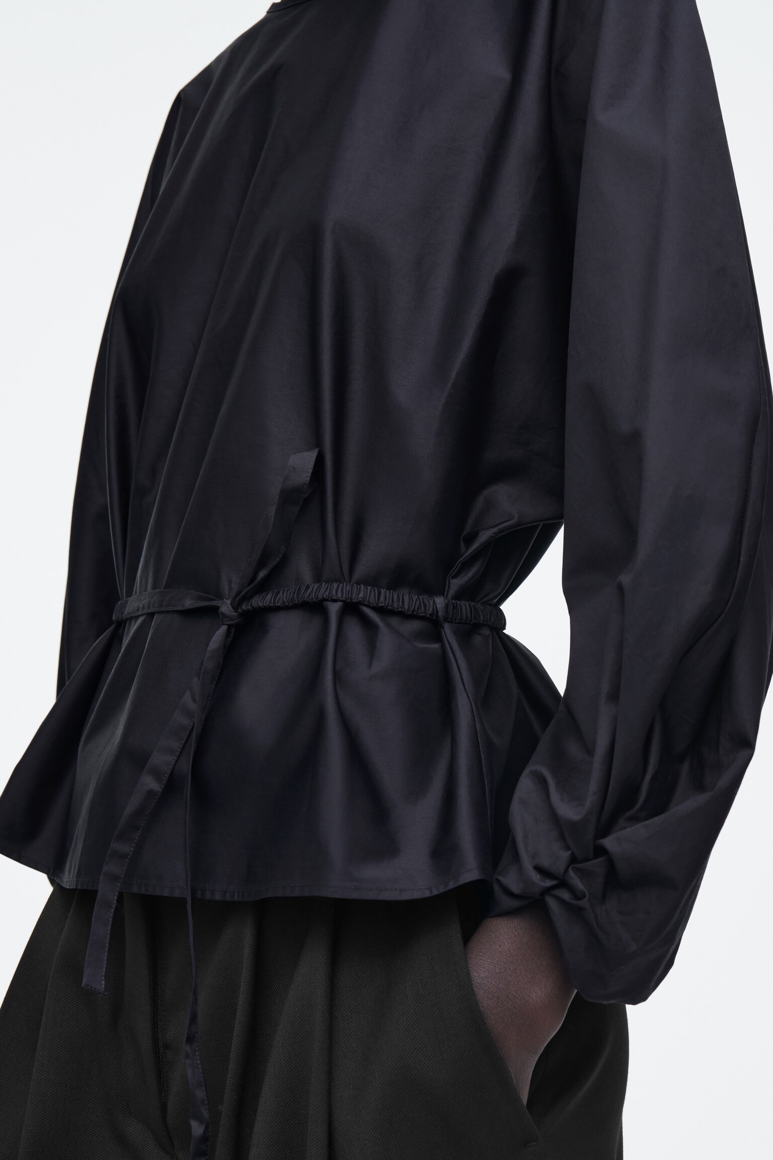 BLUSA CON VOLANTE Y DETALLE DE CORDÓN - AZUL MARINO/ROJO - 3