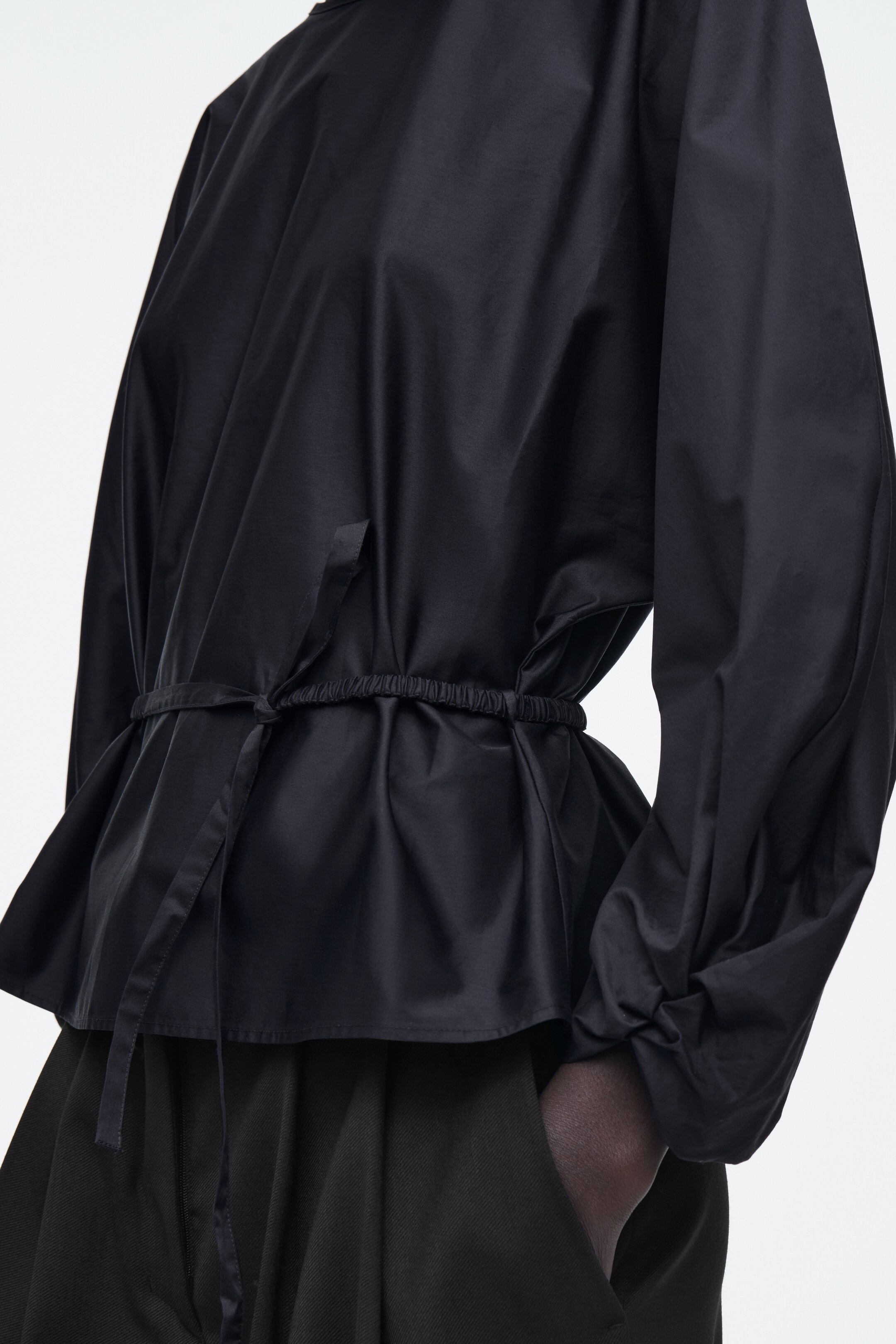 Nagyobb kép megtekintése: ZSINÓROS PEPLUM BLÚZ - Tengerészkék - NŐI | H&M HU 4