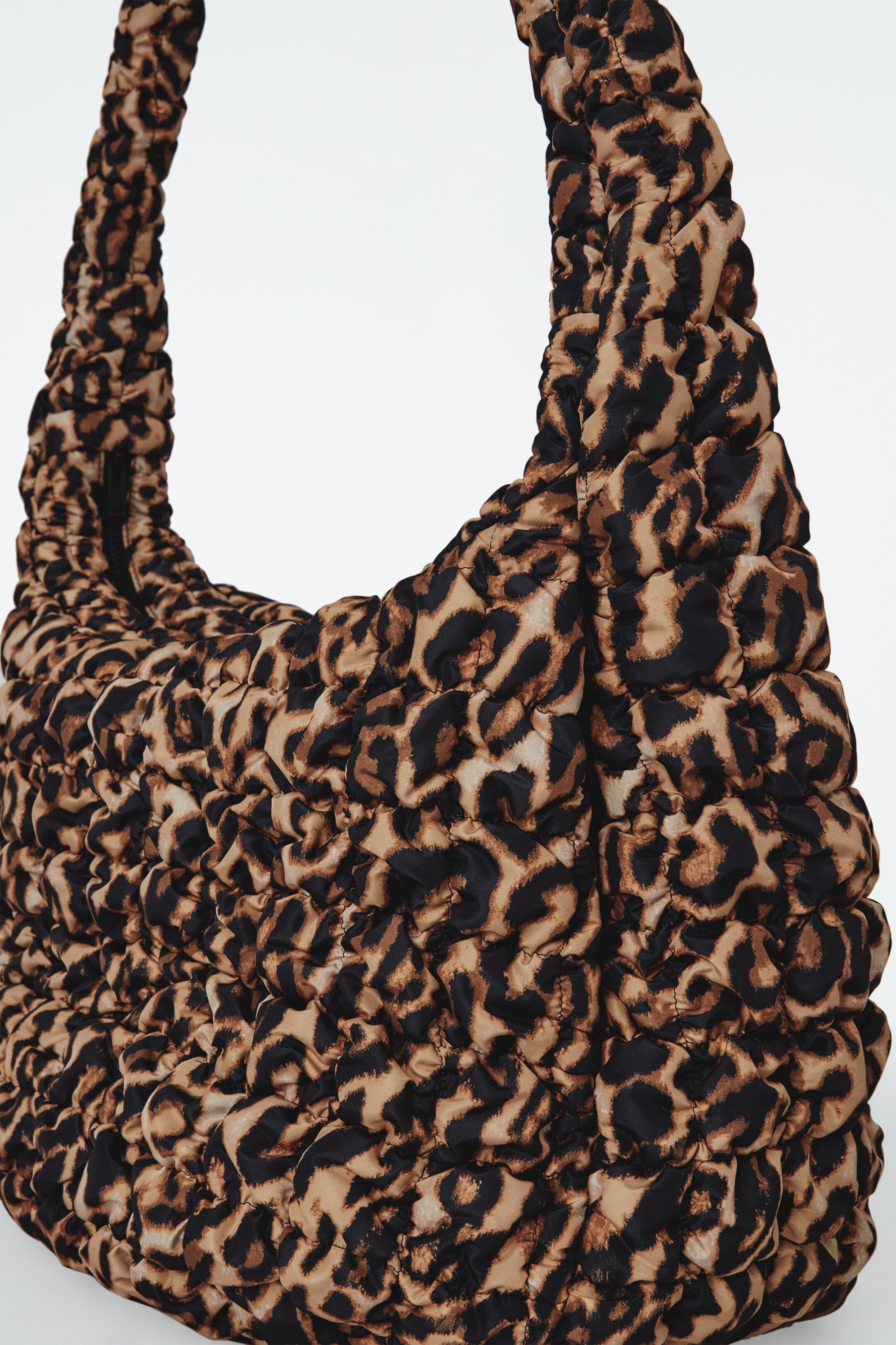 Größeres Bild anzeigen: GROSSE GESTEPPTE UMHÄNGETASCHE - LEOPARDENMUSTER - Ladies | H&M AT 6
