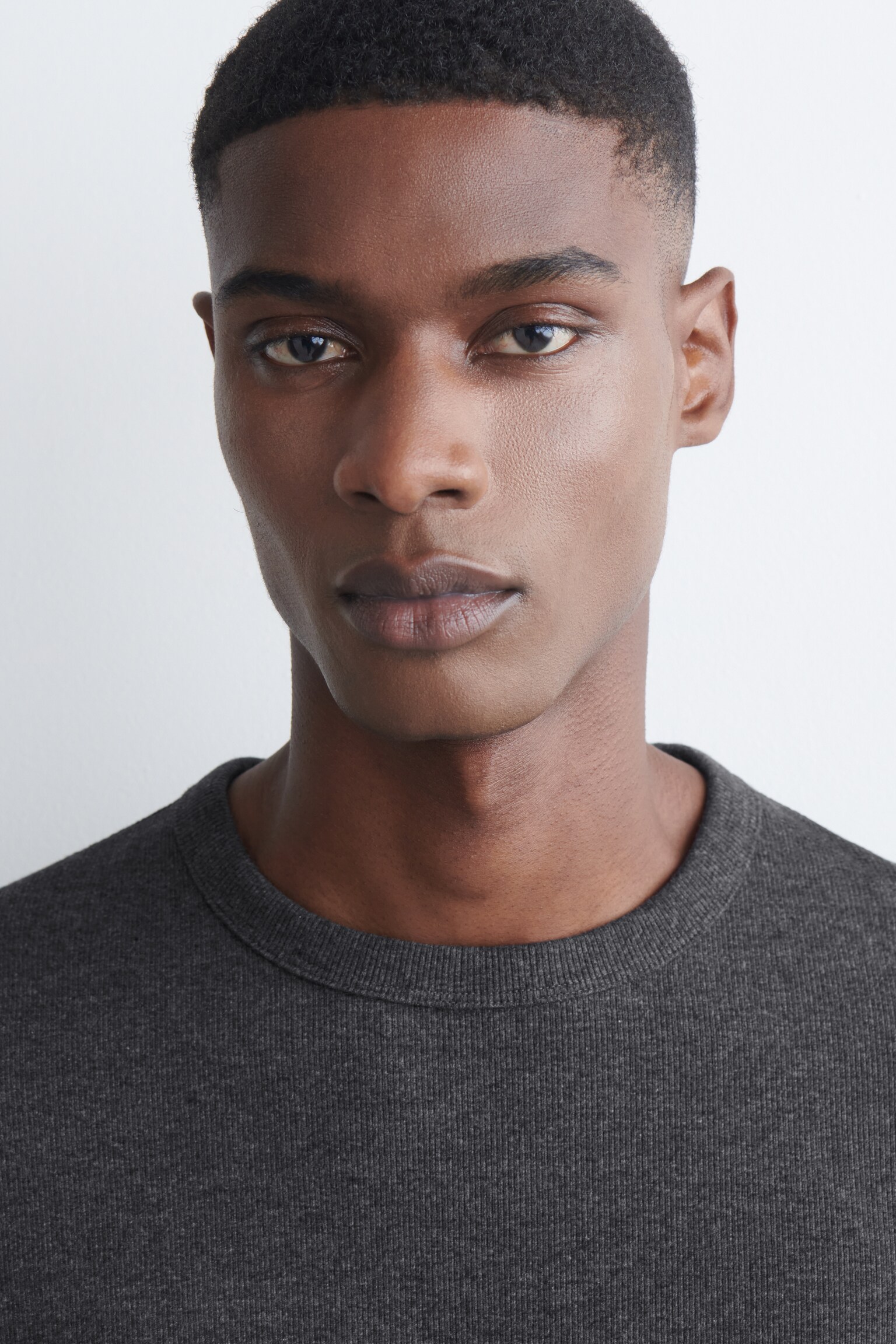 SLANKE GERIBBELDE KATOENEN T-SHIRT - STEENGRIJS/BROWN/DONKER KHAKI/KHAKI/MARINEBLAUW/ZWART/WIT/LICHTGRIJS - 9