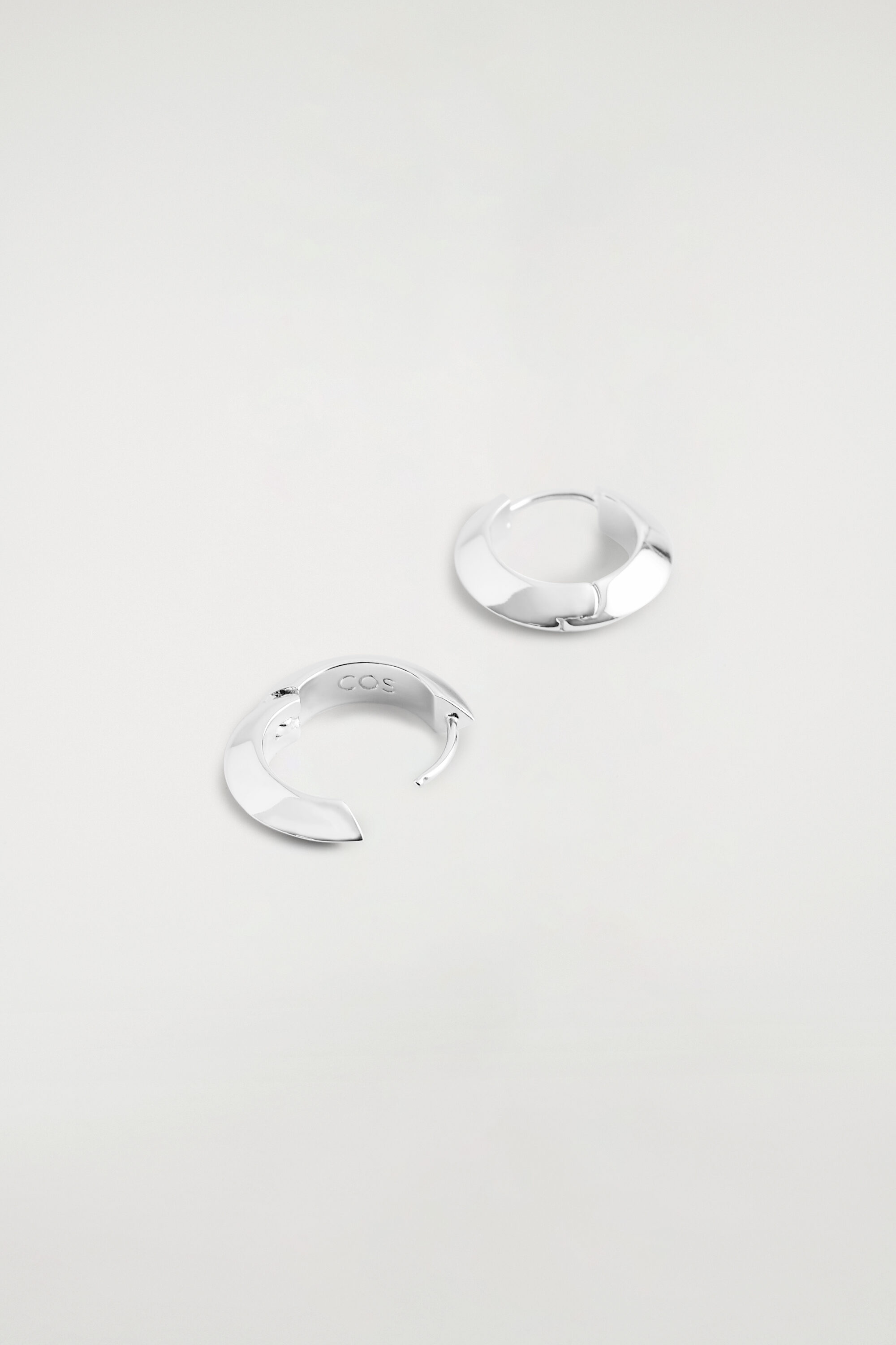 FACETED MINI HOOP EARRINGS - thumbnail 4
