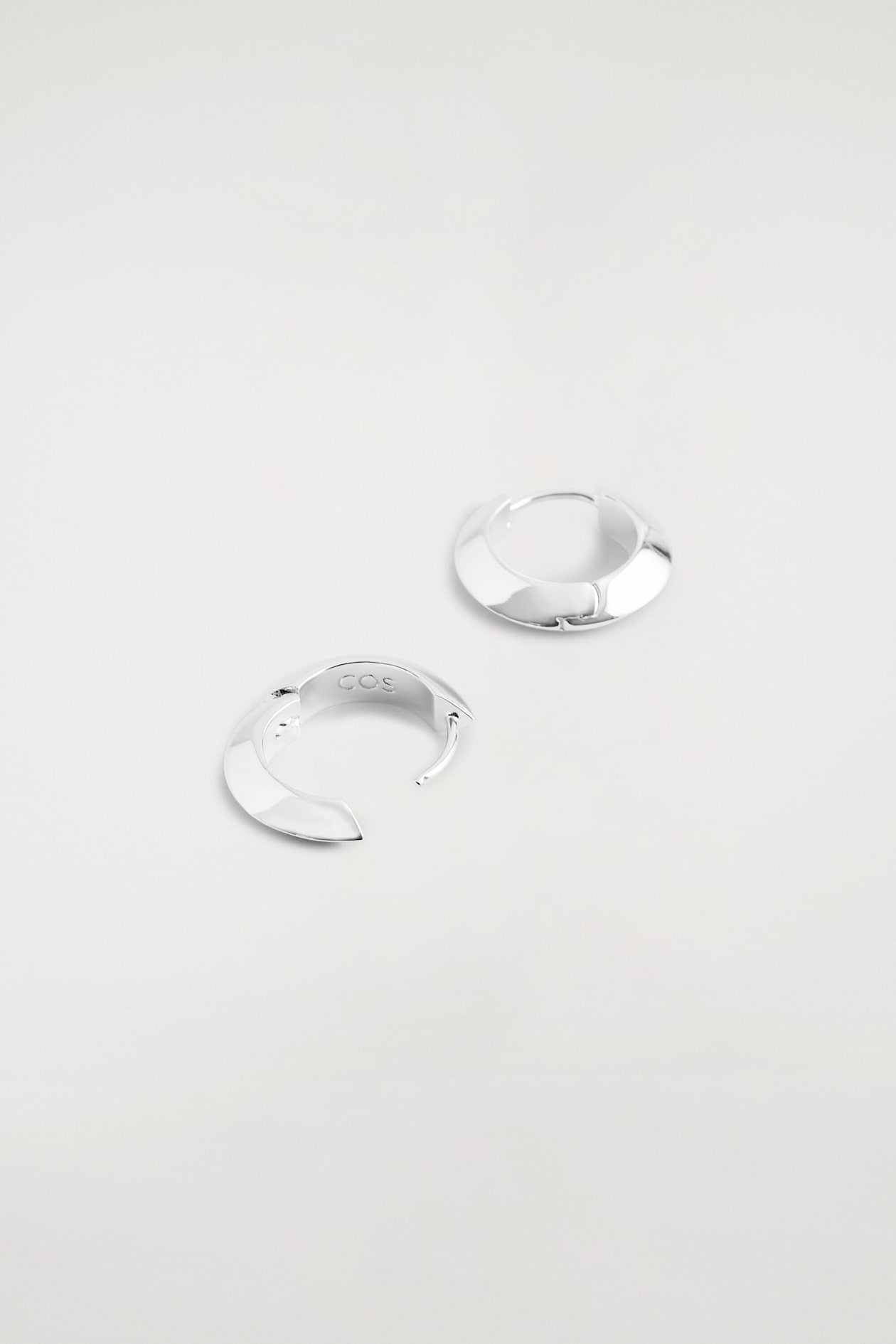 FACETED MINI HOOP EARRINGS — SILVER