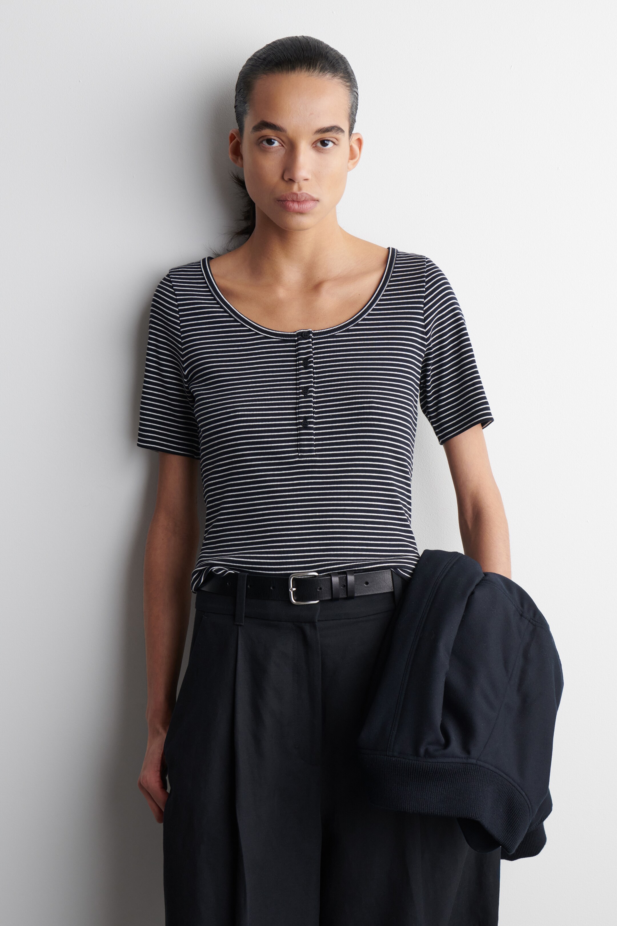 Vezi imaginea mai mare: TRICOU HENLEY RIBBING - BLEUMARIN / CU DUNGI - FEMEI | H&M RO 1