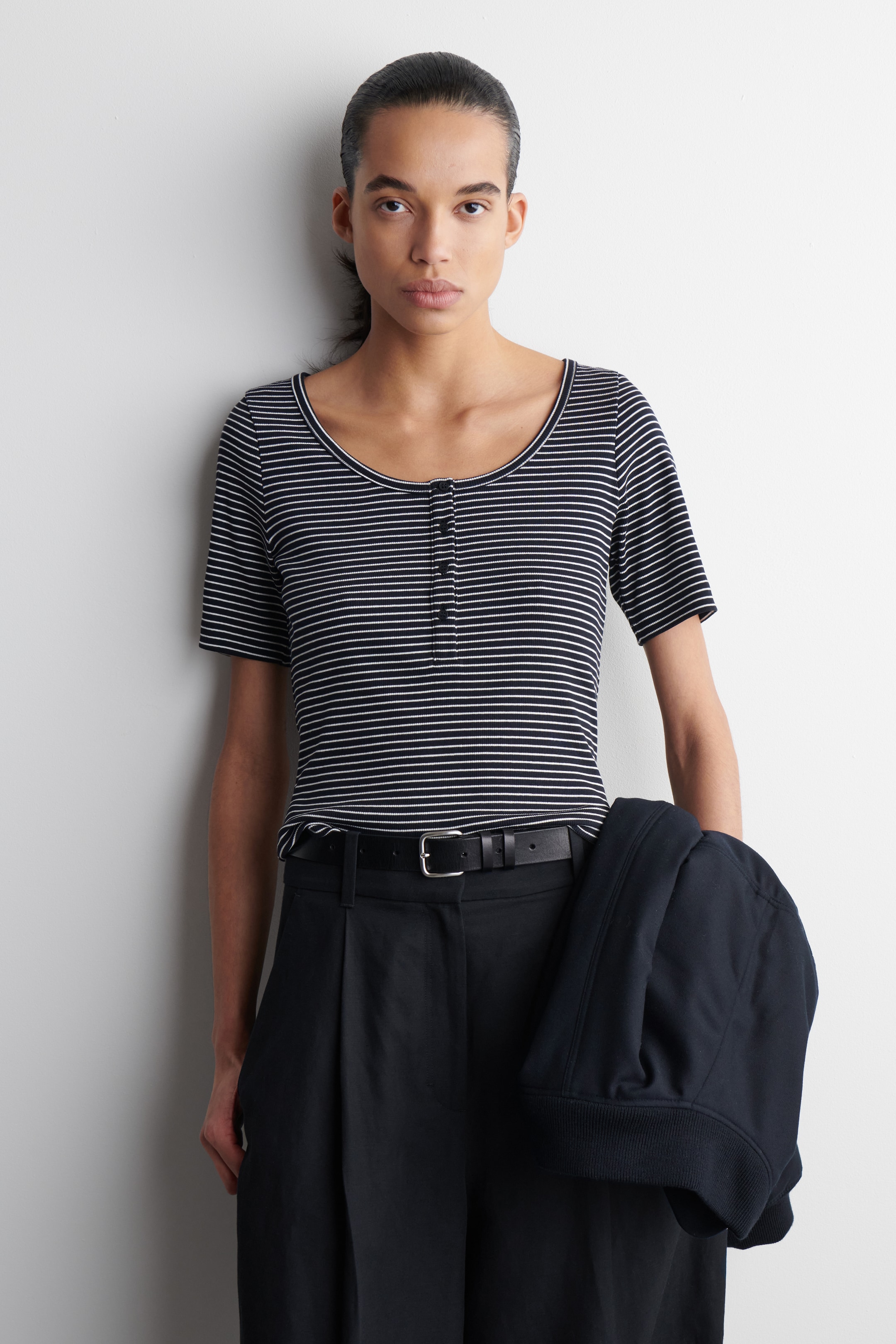 Visa större bild: RIBBAD HENLEY T-SHIRT - MARINBLÅ / RANDIG - DAM | H&M SE 1