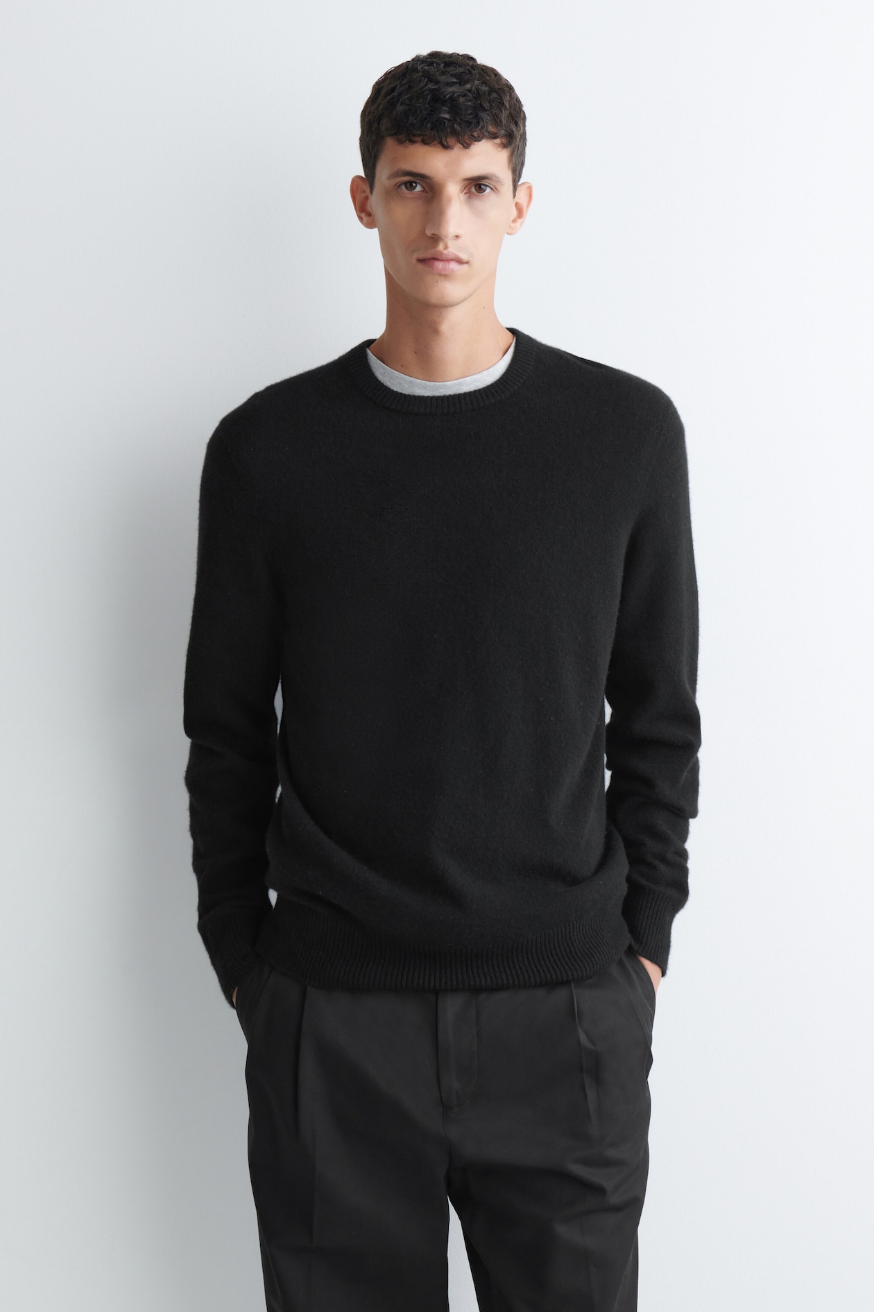 SEAMLESS PURE CASHMERE CREW-NECK SWEATER — BLACK