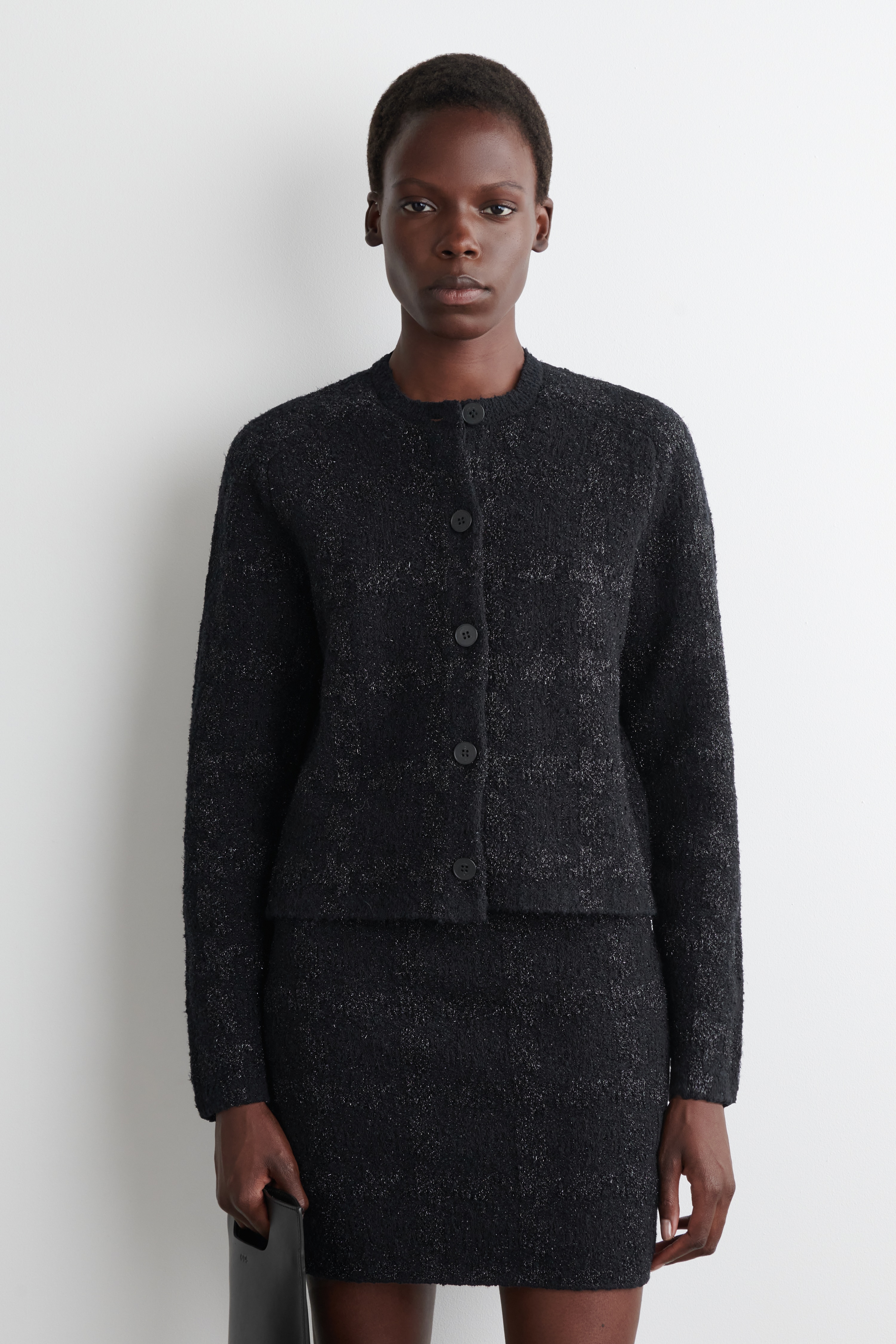 TRBLIETAVÝ BOUCLÉ PLETENÝ KARDIGÁN - ČIERNA / KOCKOVANÁ