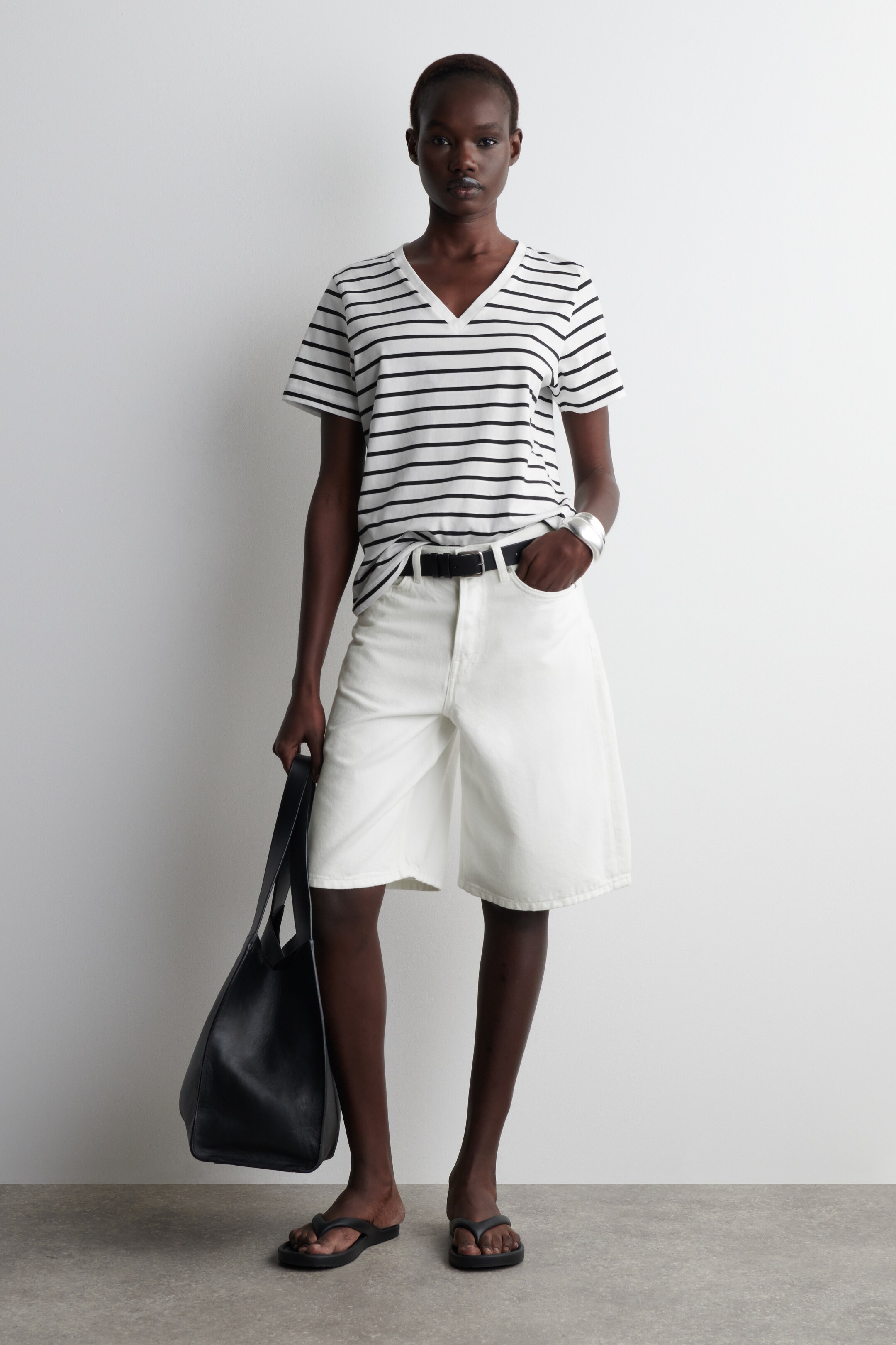 Vezi imaginea mai mare: TRICOU DIN BUMBAC CU DECOLTEU ÎN V - ALB / CU DUNGI - FEMEI | H&M RO 2