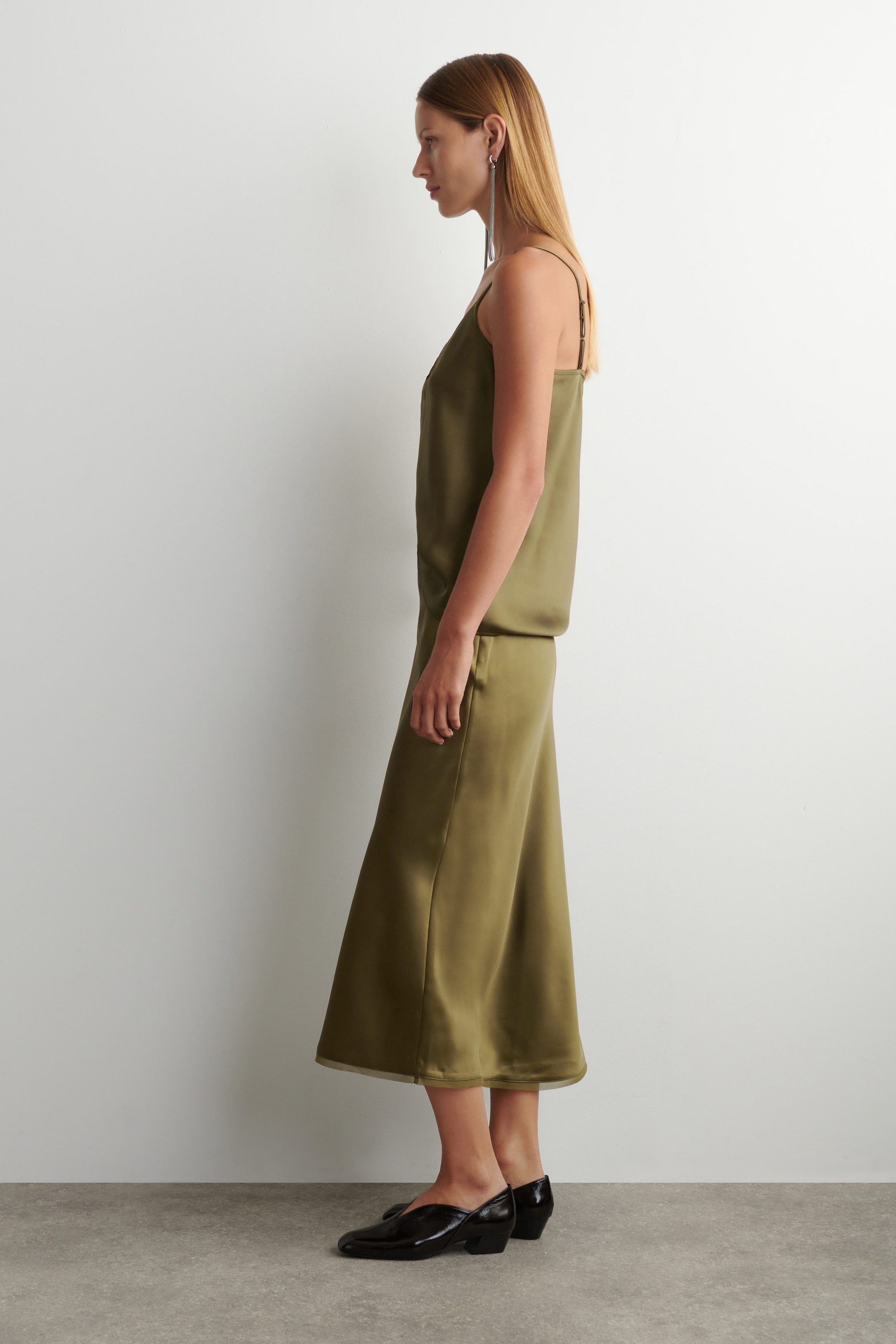 MIDIROCK AUS SATIN MIT SCHRÄGEM STOFFVERLAUF