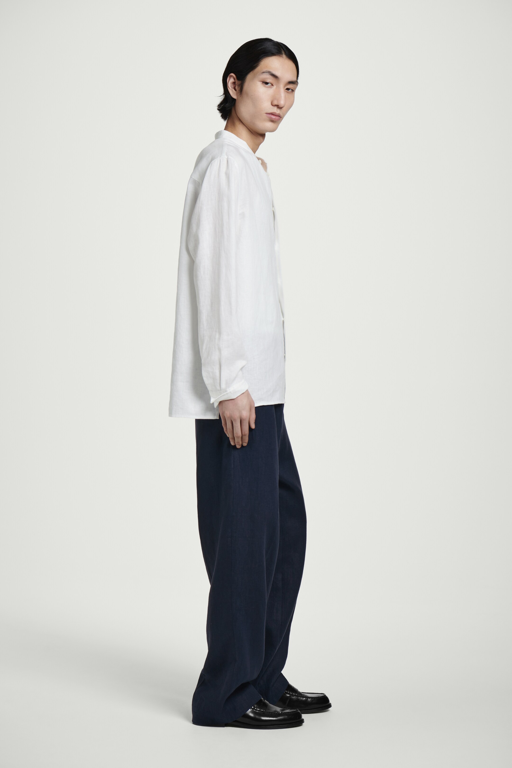 Visa större bild: LINNESKJORTA MED MURARKRAGE - VIT - HERR | H&M SE 2